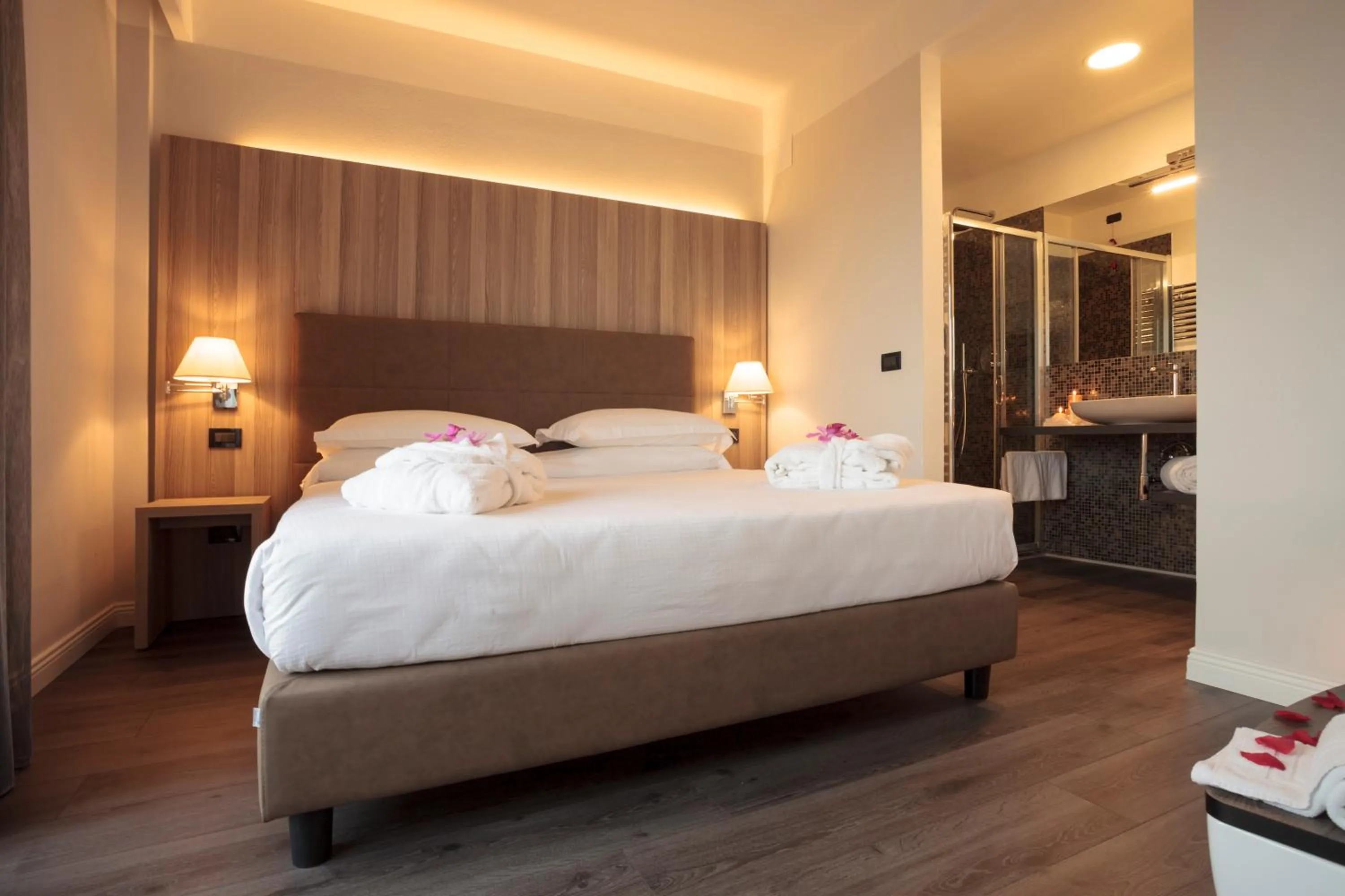 Bedroom, Bed in Hotel Garden Experience