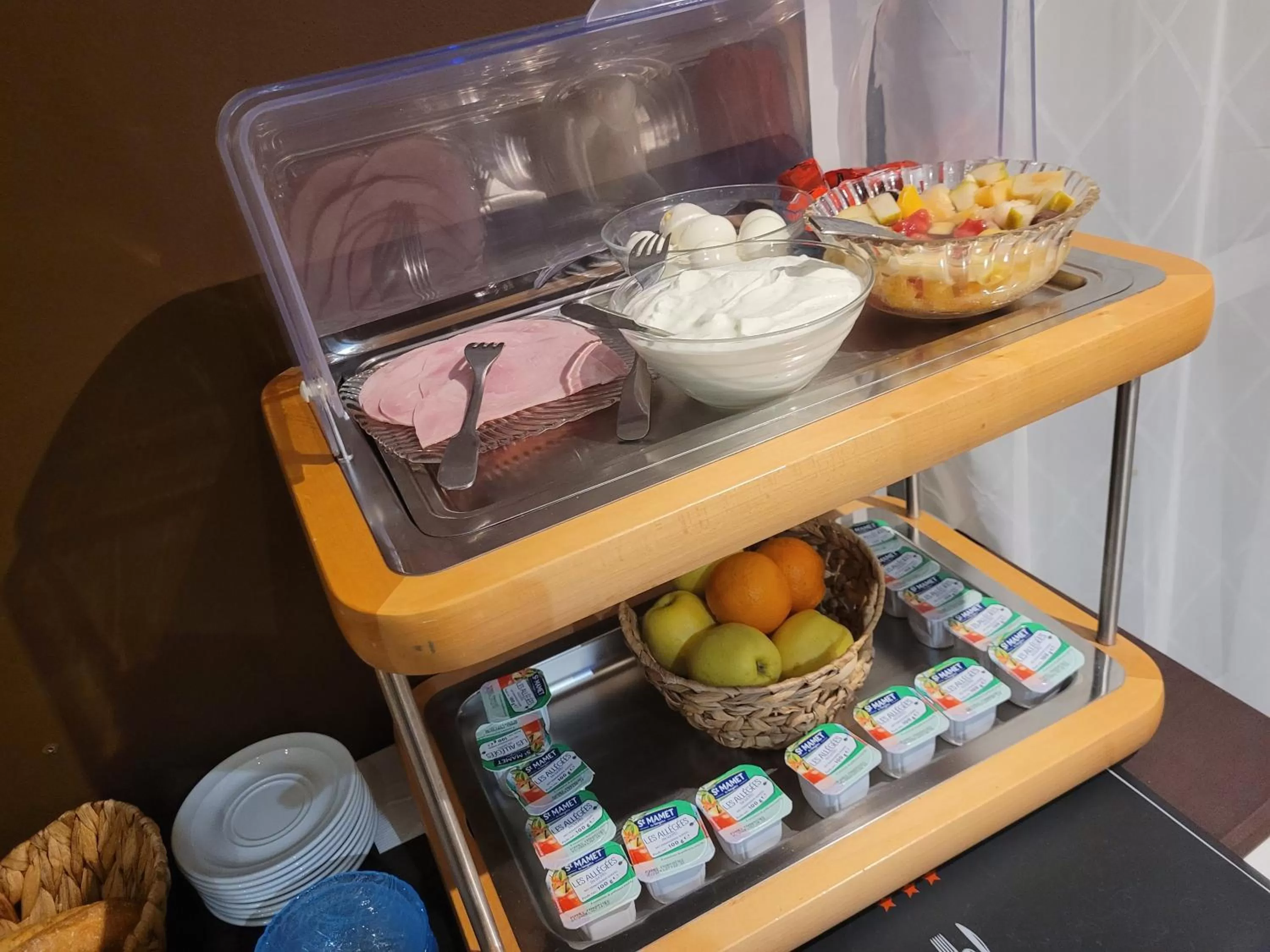 Breakfast in Hôtel Le Cosy Blois Villebarou