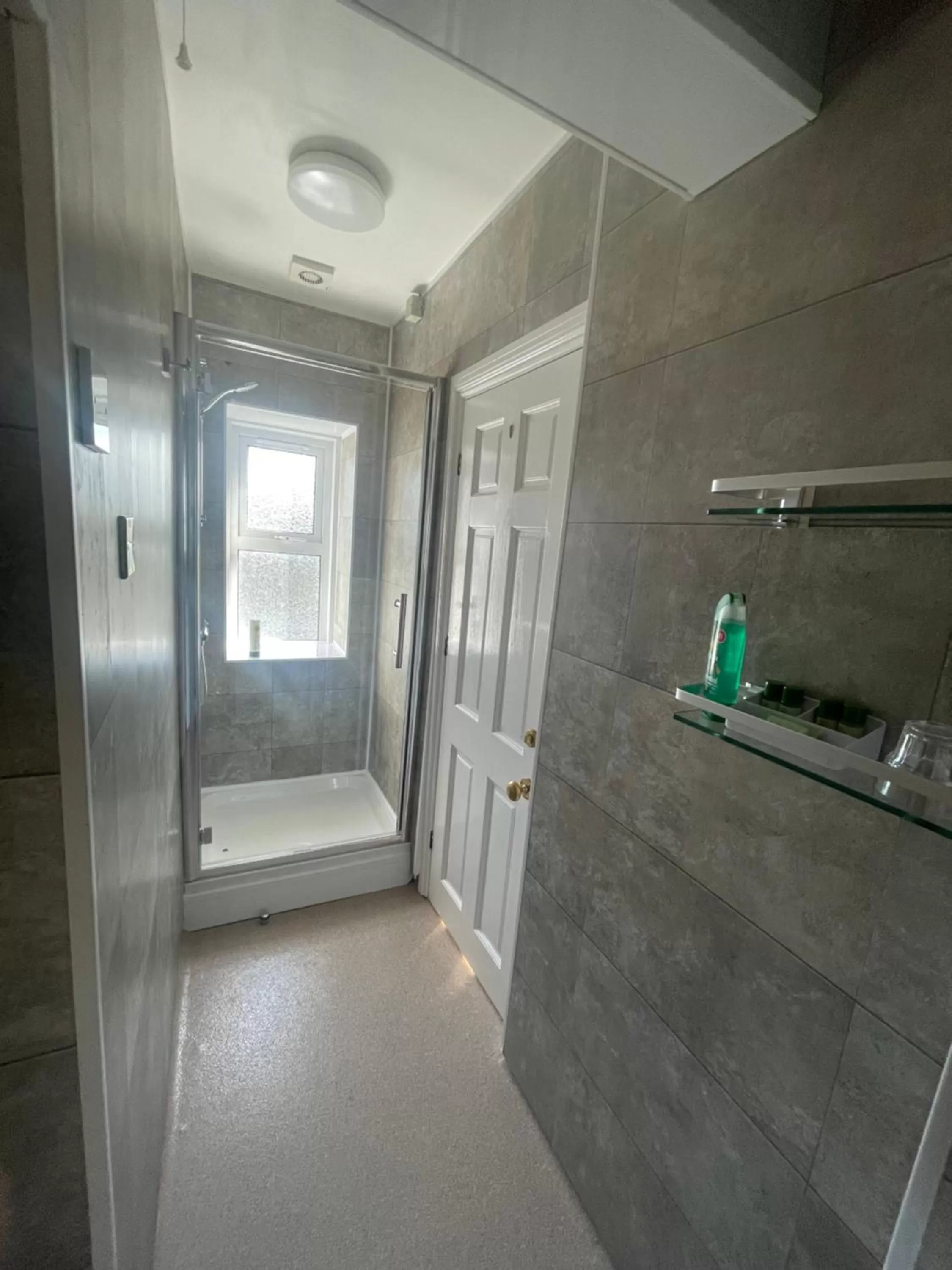 Shower in Mansfield Lodge Hotel Ltd