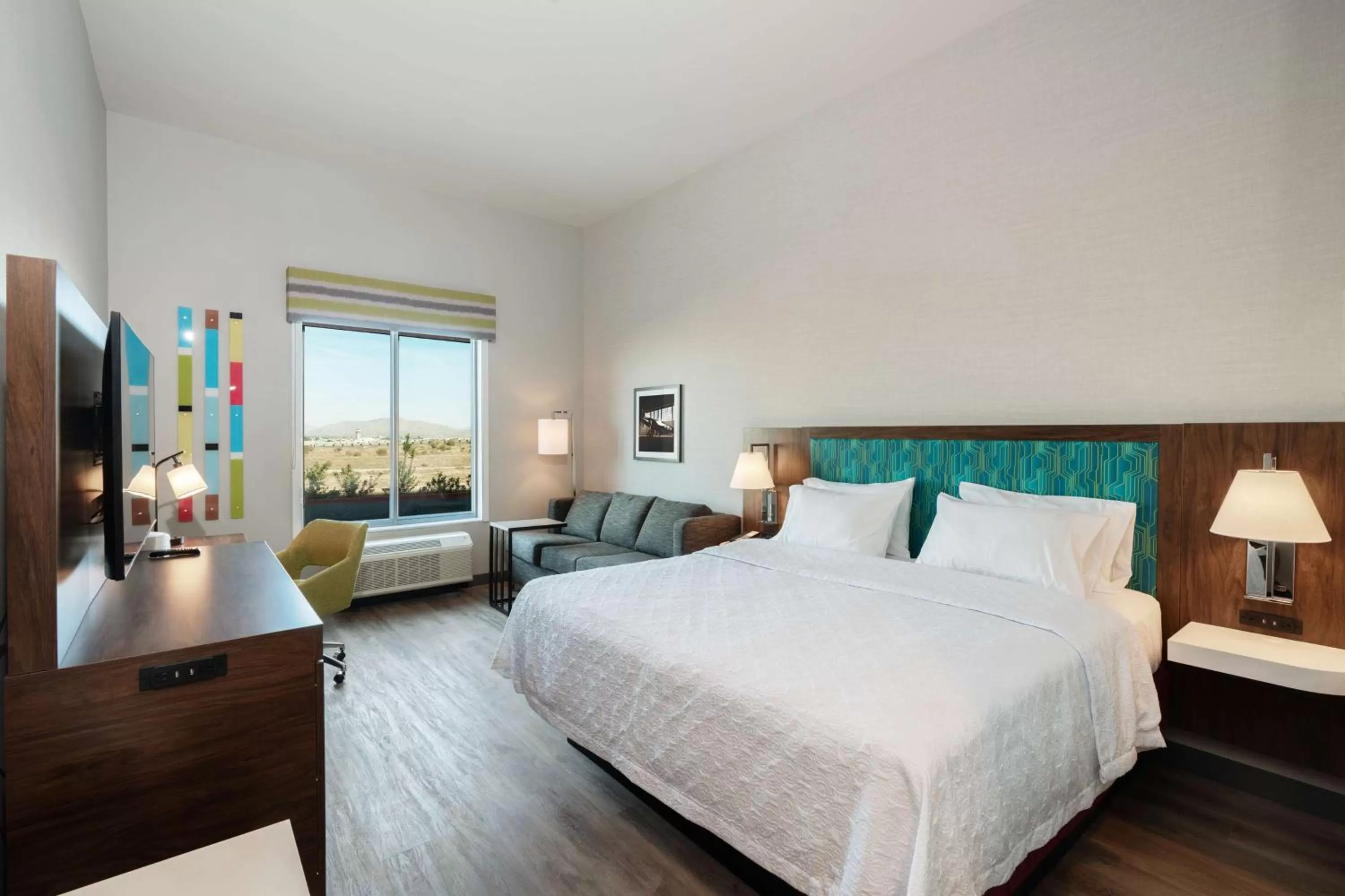 Living room, Bed in Hampton Inn Riverside March Air Force Base, Ca