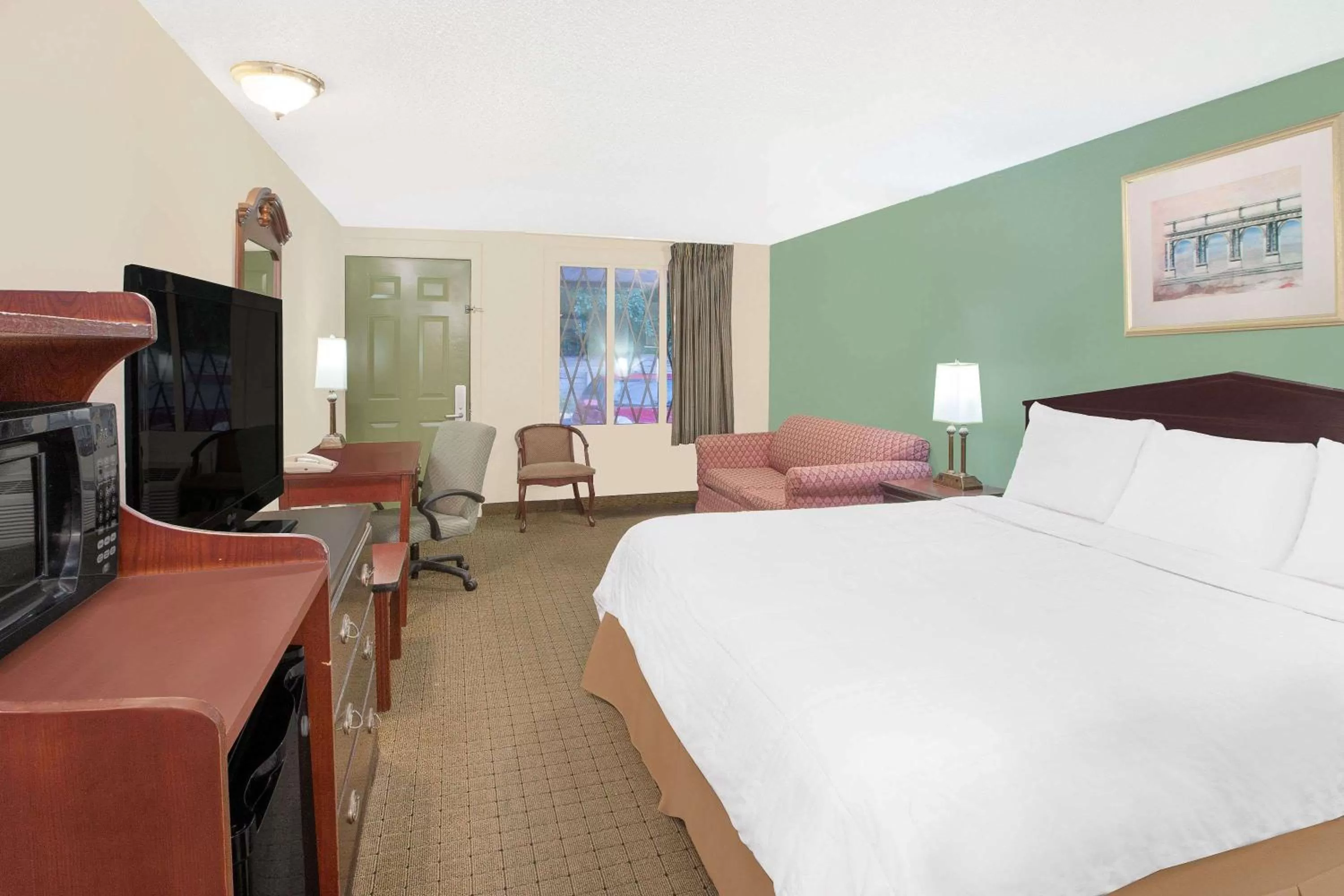 Photo of the whole room, Bed in Knights Inn - Battle Creek