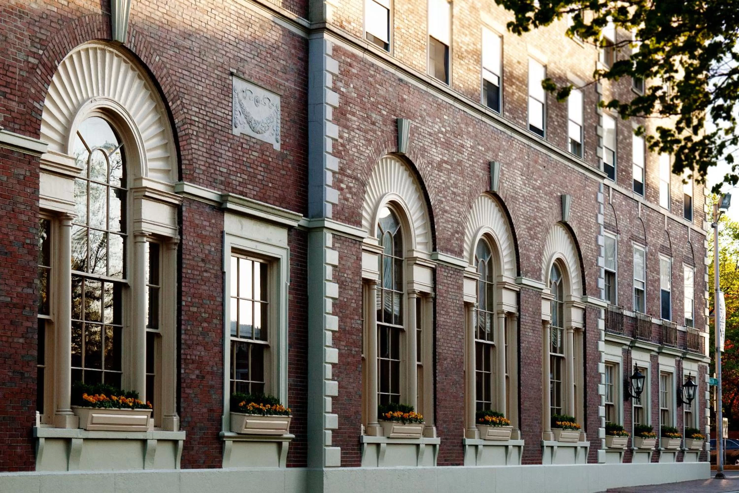 Facade/entrance in Hawthorne Hotel