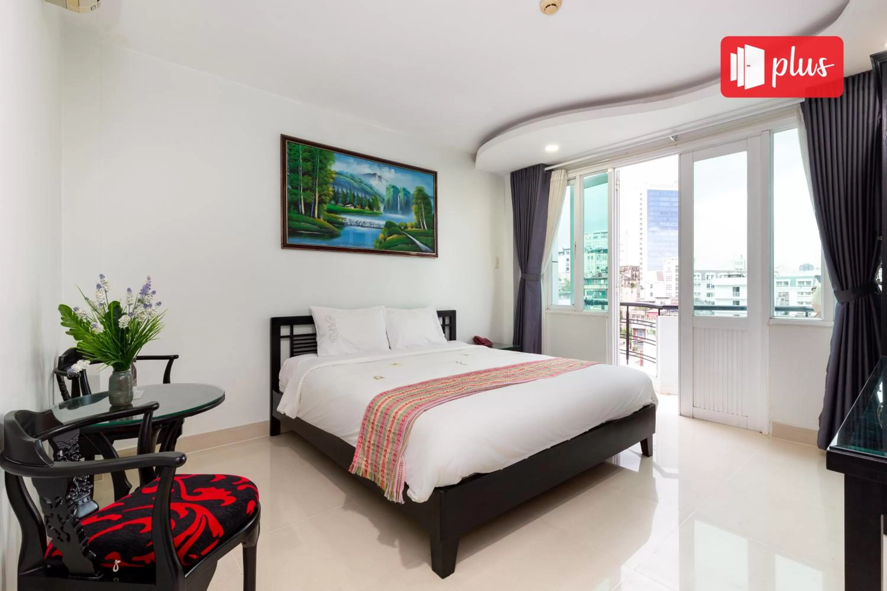 Photo of the whole room, Bed in Saigon Pink Hotel