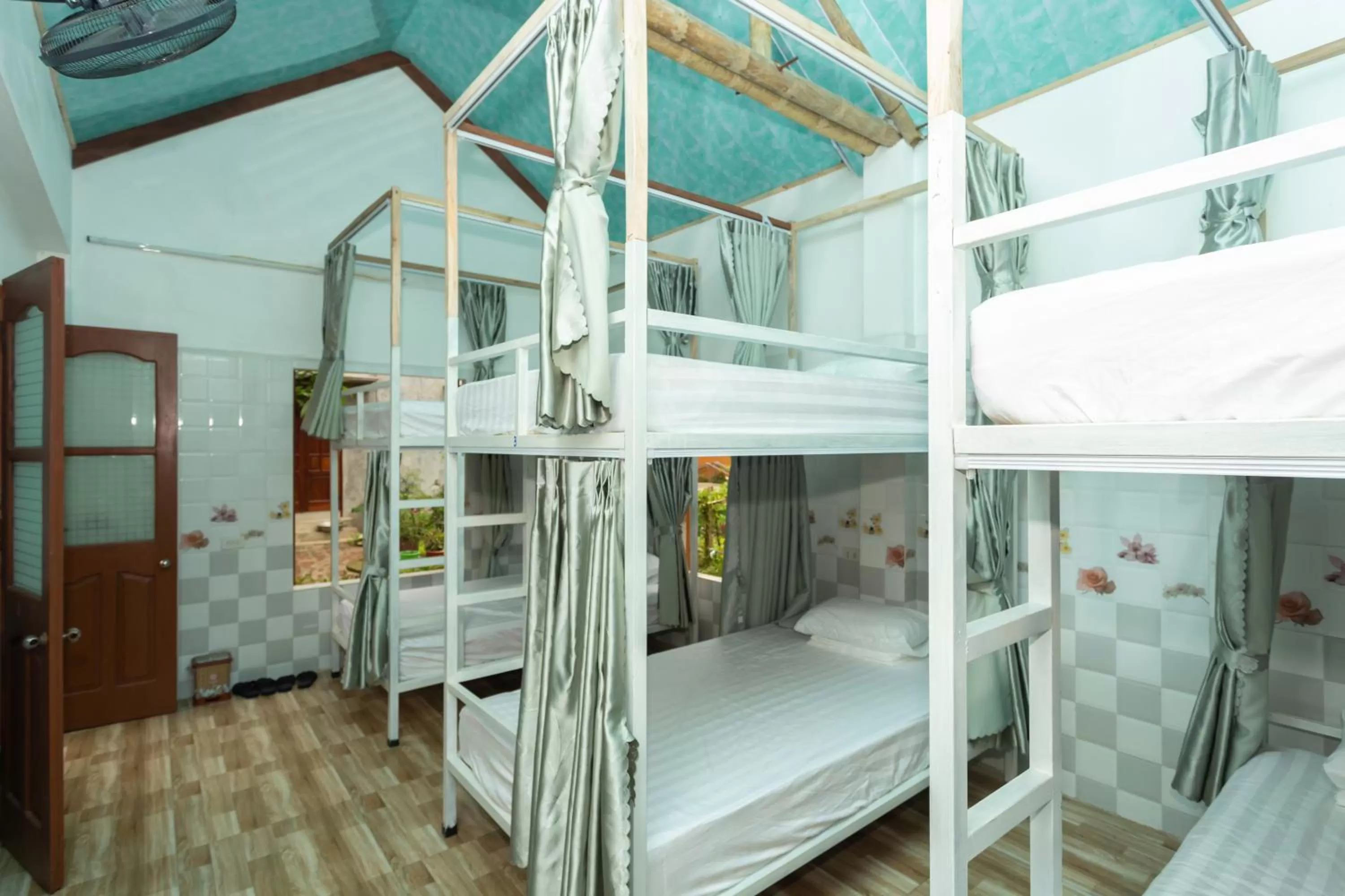 Bed in Tam Coc mountain bungalow