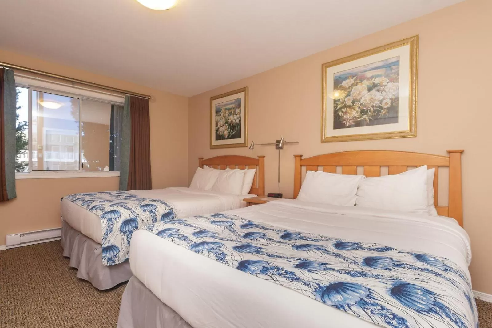 Bedroom, Bed in The Cedarwood Inn & Suites