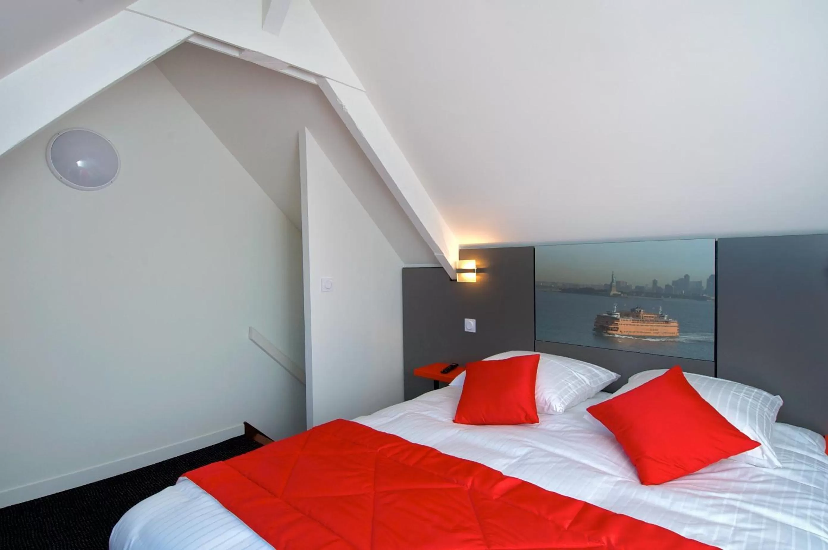 Bed in Best Western Plus Les Terrasses de Bréhat