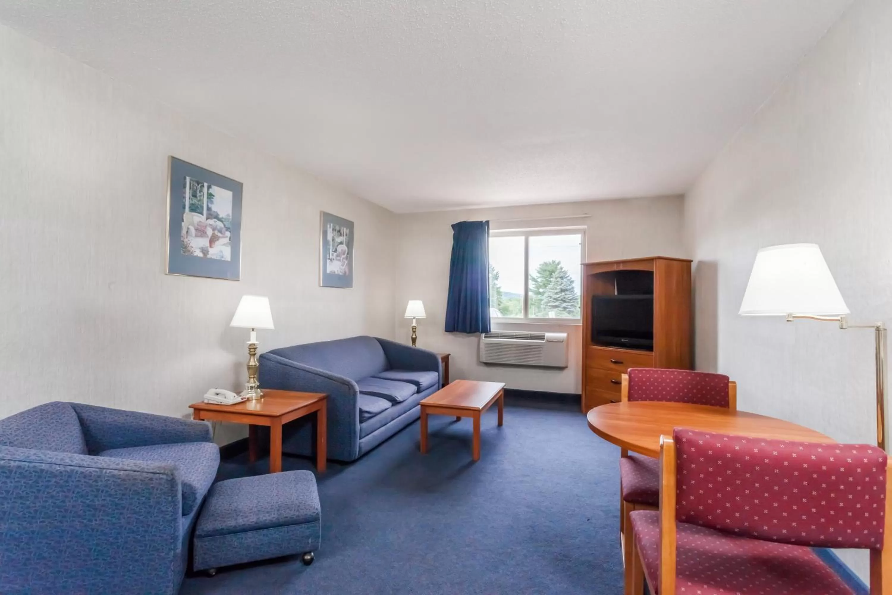 Living room in Super 8 by Wyndham Sidney NY