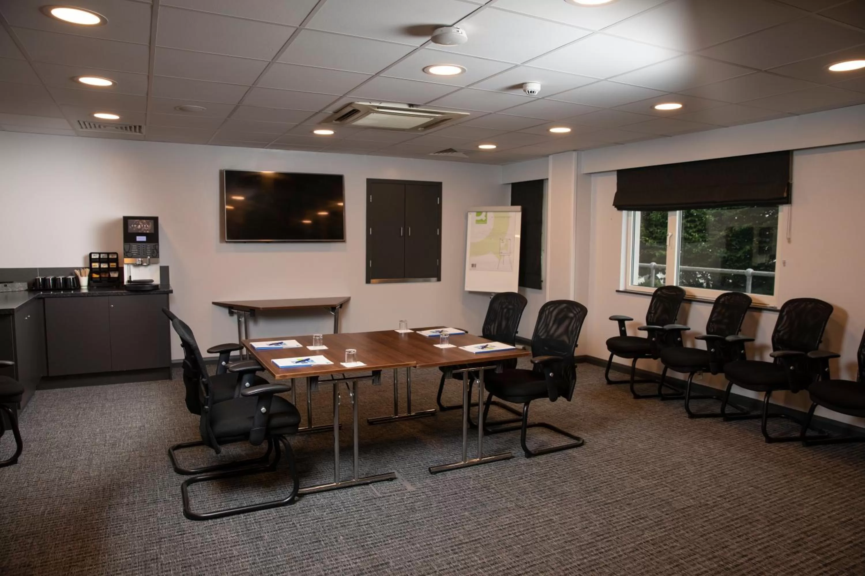 Meeting/conference room in Holiday Inn Express, Chester Racecourse by IHG