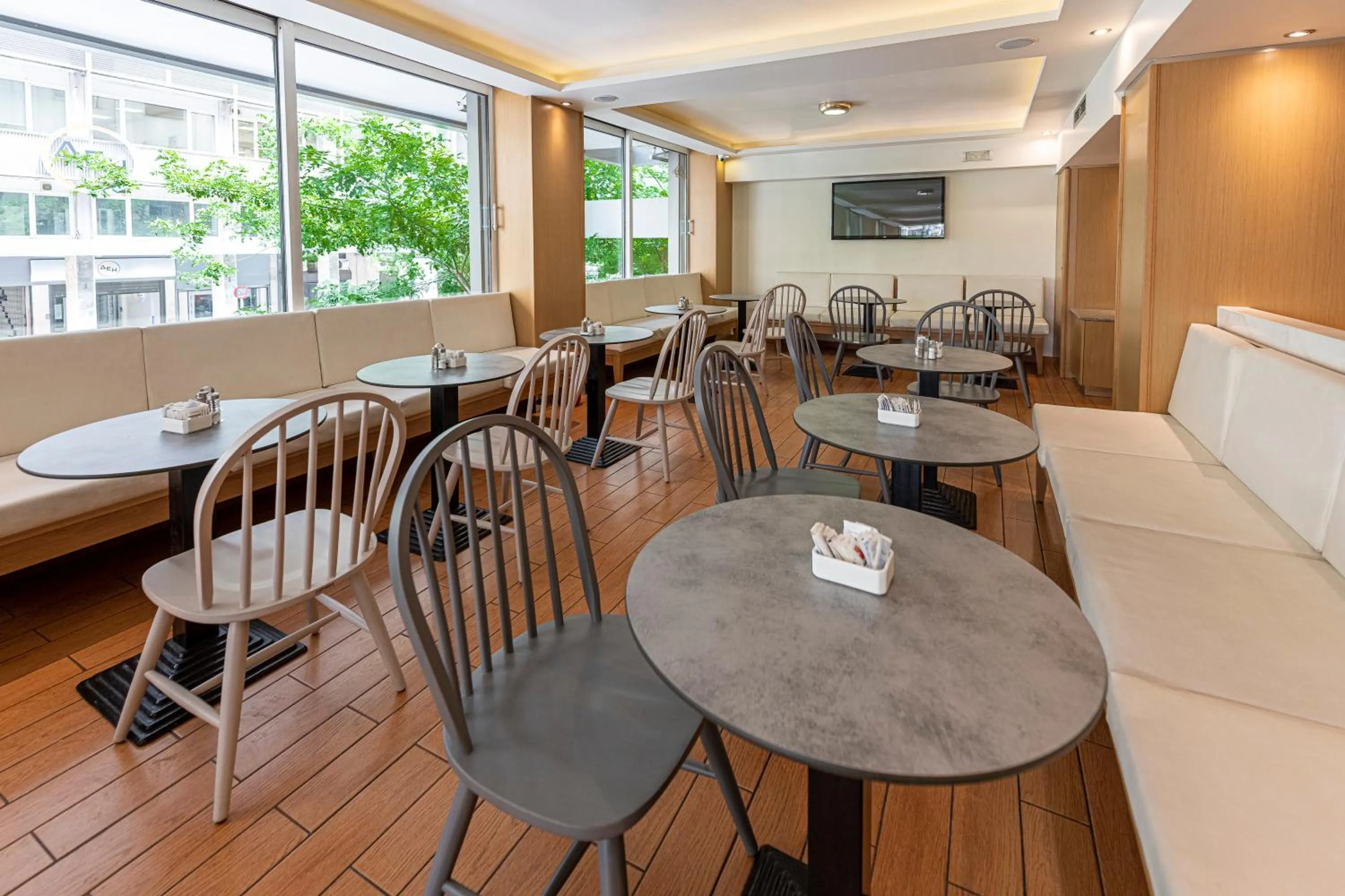 Restaurant/places to eat in Parnon Hotel