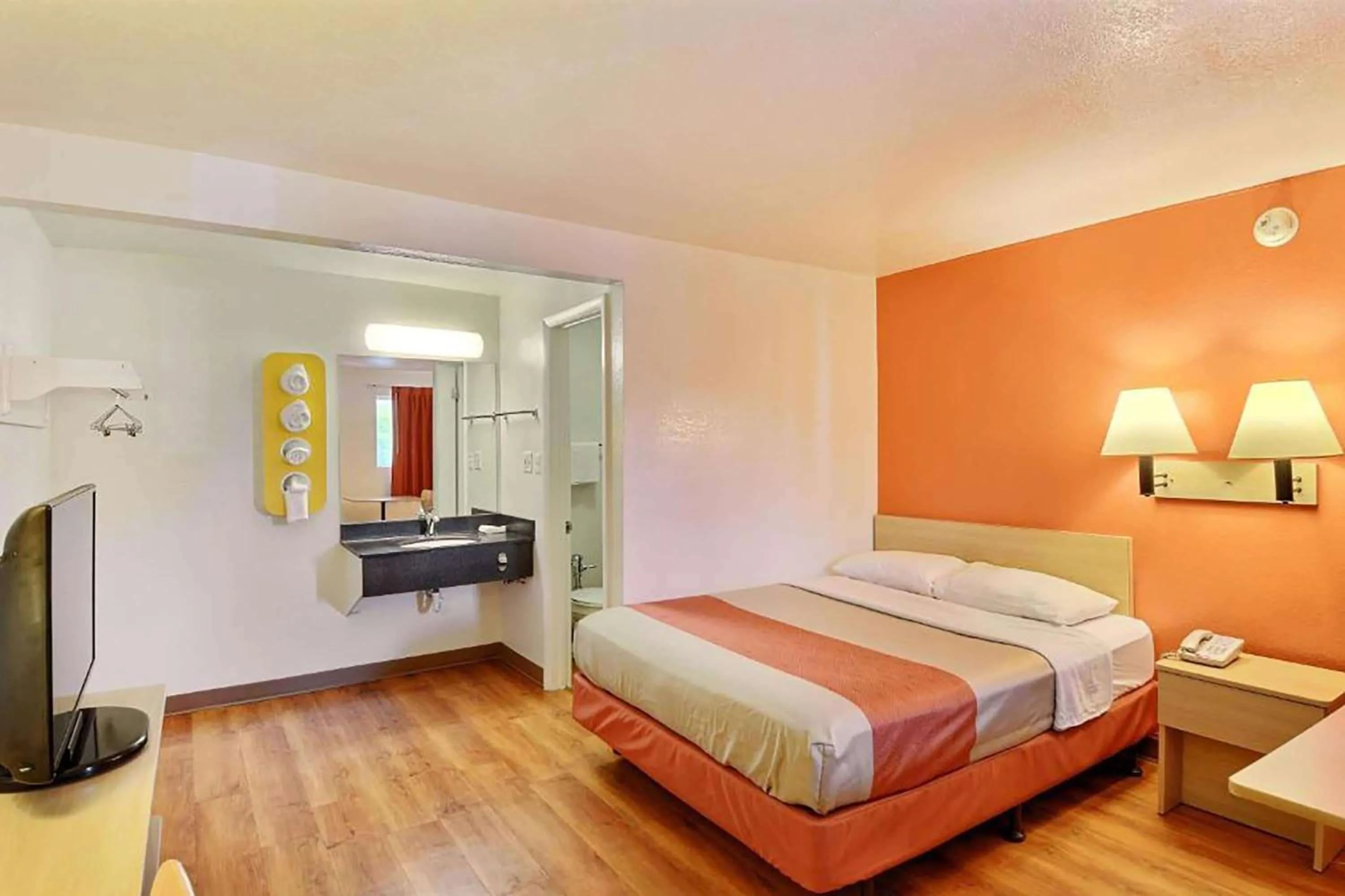 Photo of the whole room, Bed in Travelodge by Wyndham Brattleboro VT