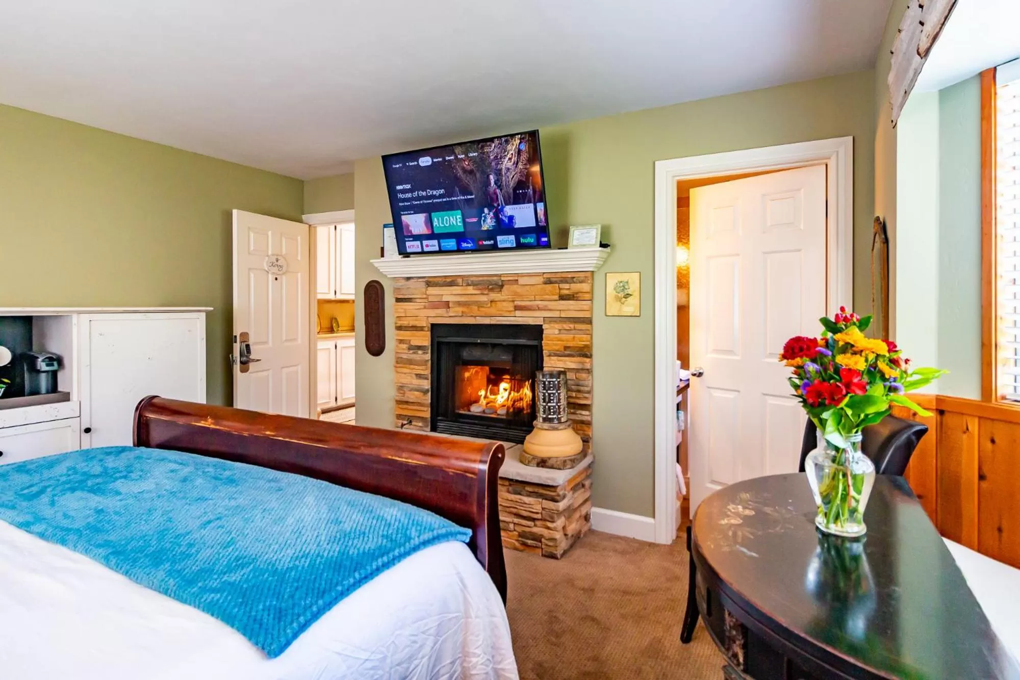 Bedroom, Bed in J Patrick Inn