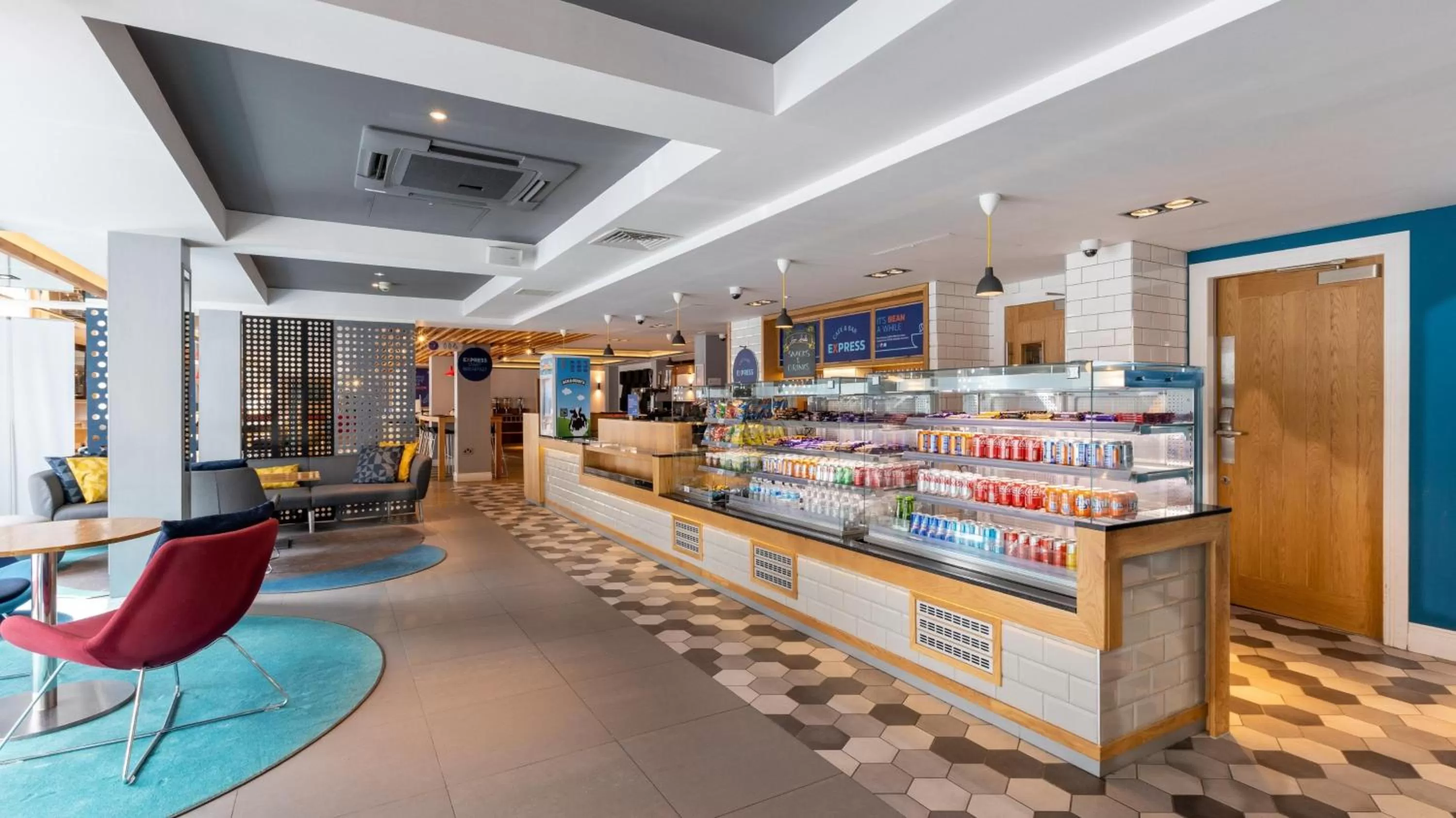 Lounge or bar in Holiday Inn Express Aberdeen City Centre by IHG