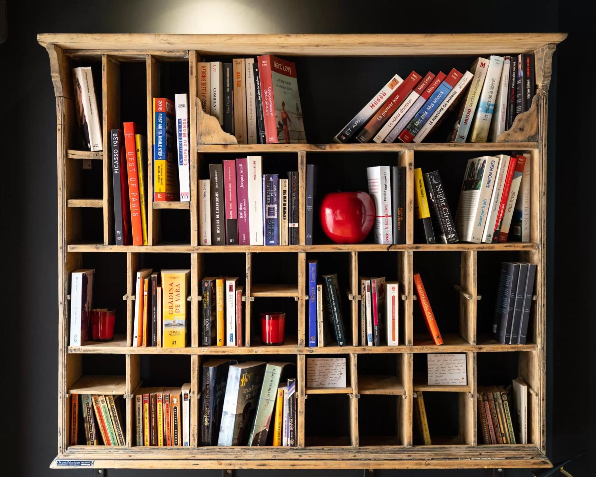 Library in Hotel Scarlett