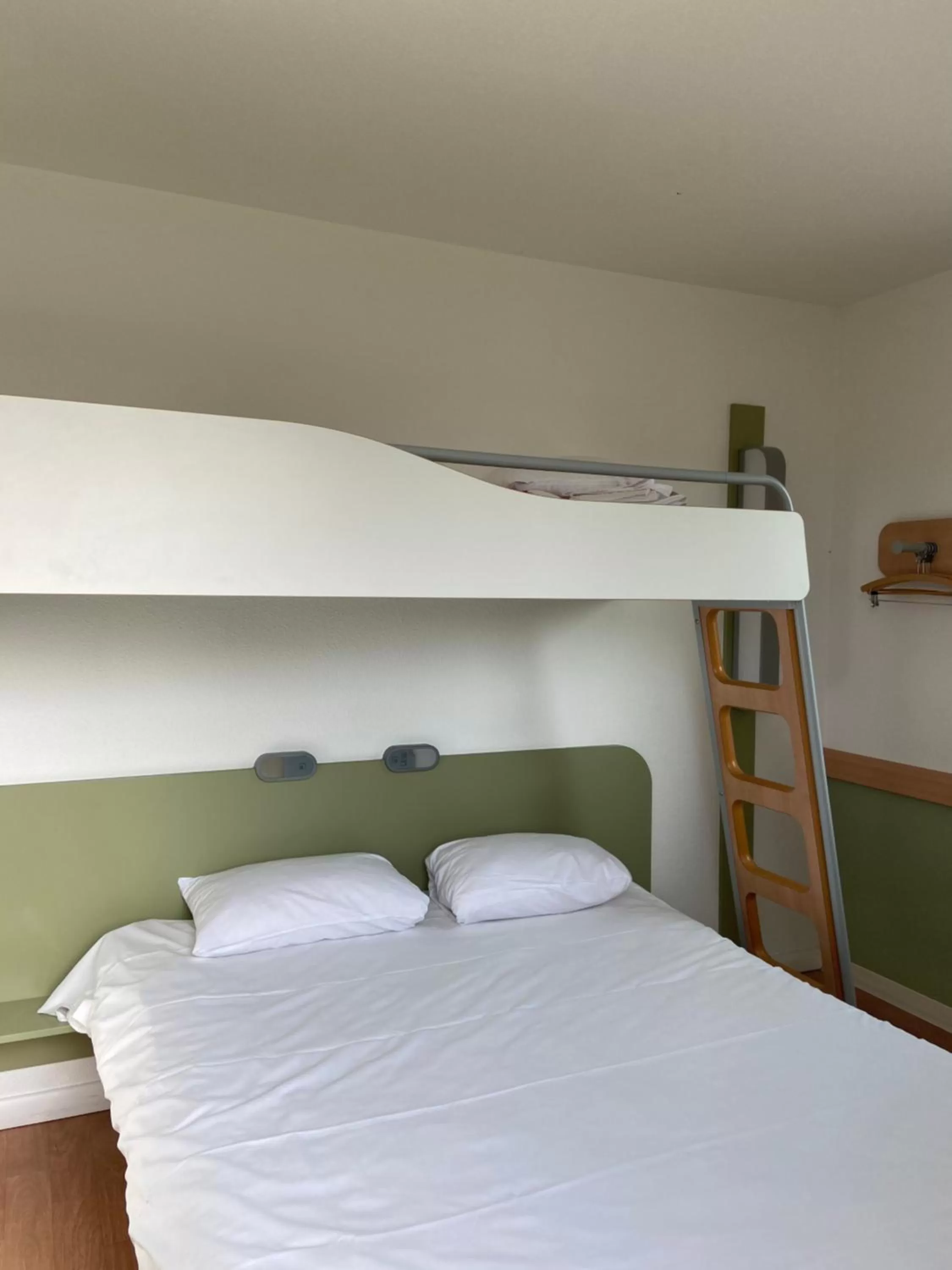 Bedroom, Bed in IBIS Budget Pontivy