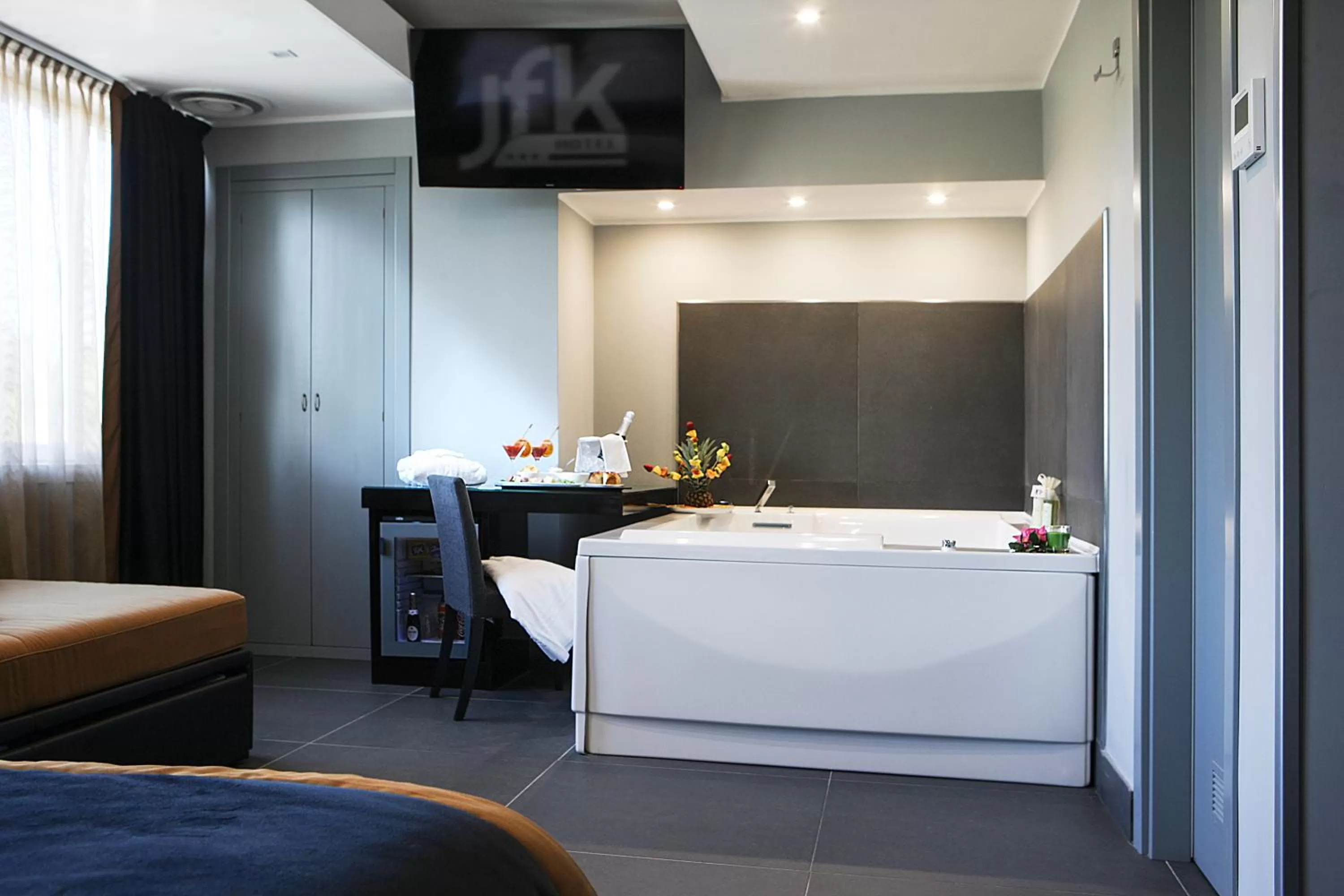 Hot Tub in Best Western JFK Hotel