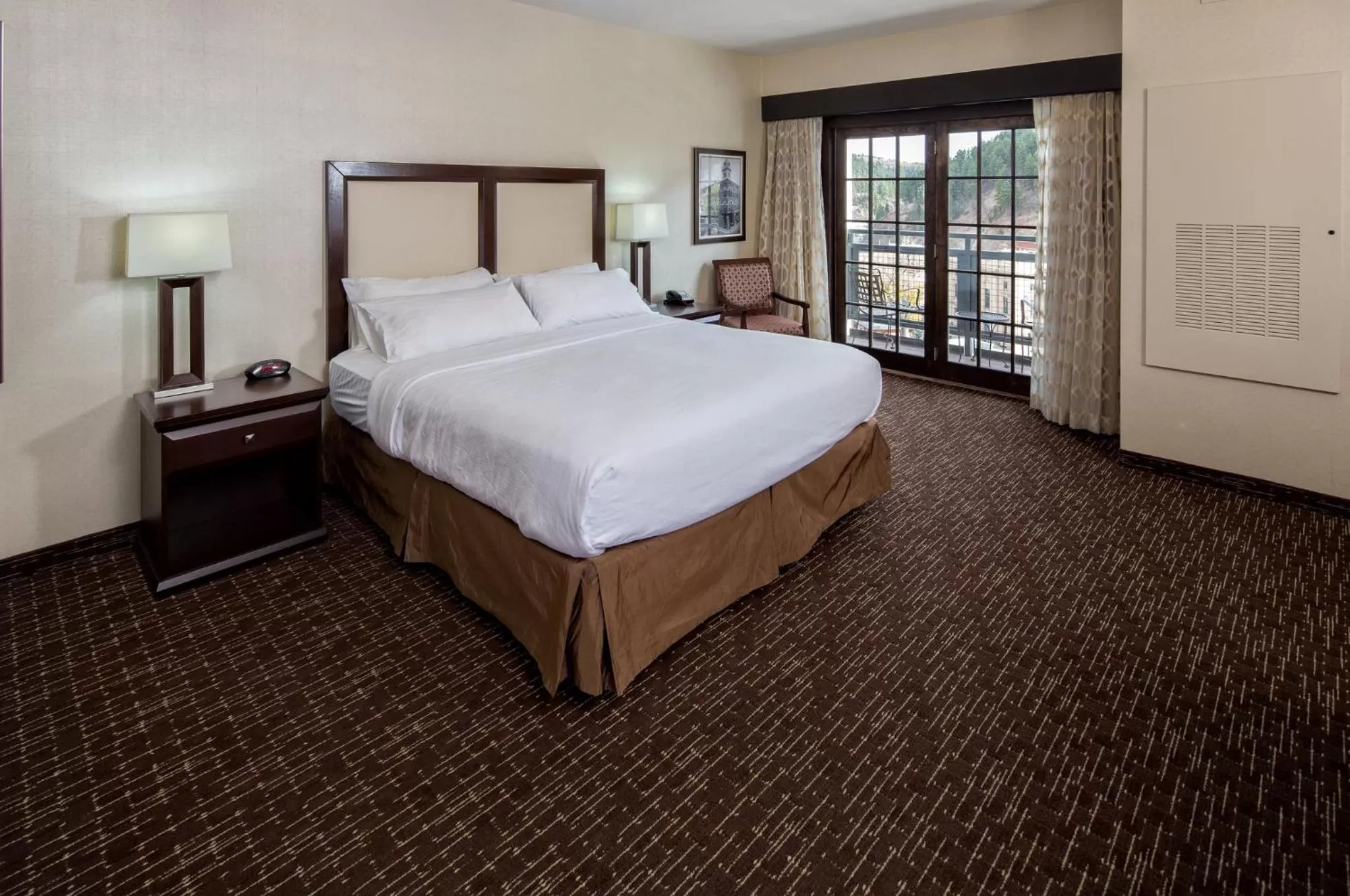 Photo of the whole room, Bed in Holiday Inn Resort Deadwood Mountain Grand by IHG