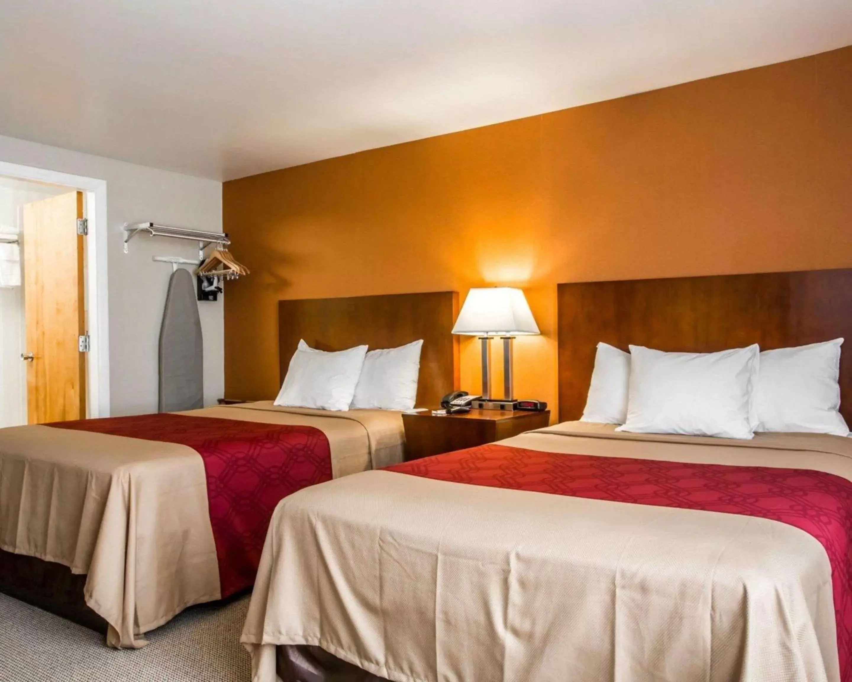 Double Room with Two Double Beds - Non-Smoking in Econo Lodge Lakes Region Double Room with Two Double Beds - Non-Smoking in Econo Lodge Lakes Region