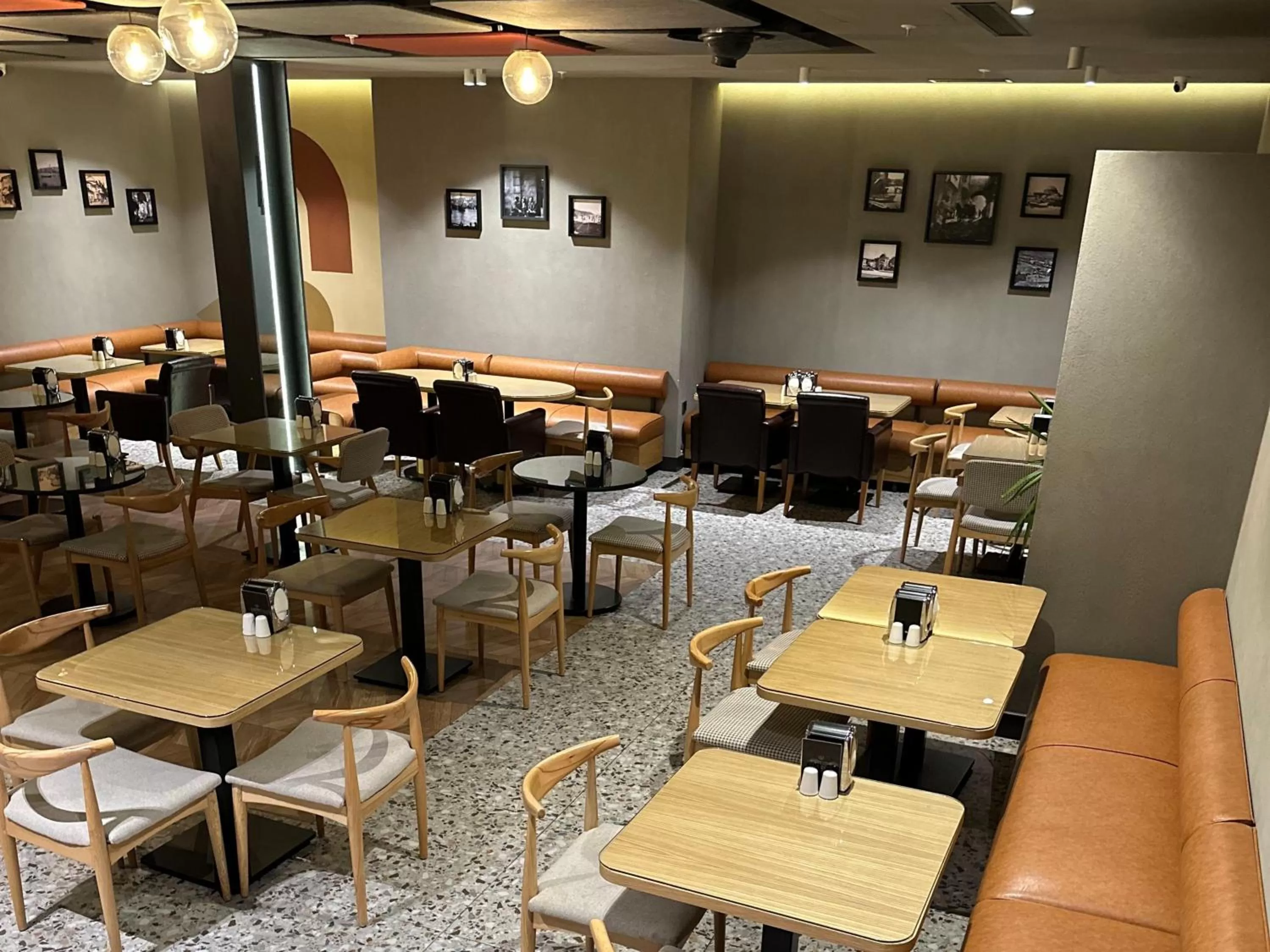 Restaurant/places to eat in Edition Old City Hotel