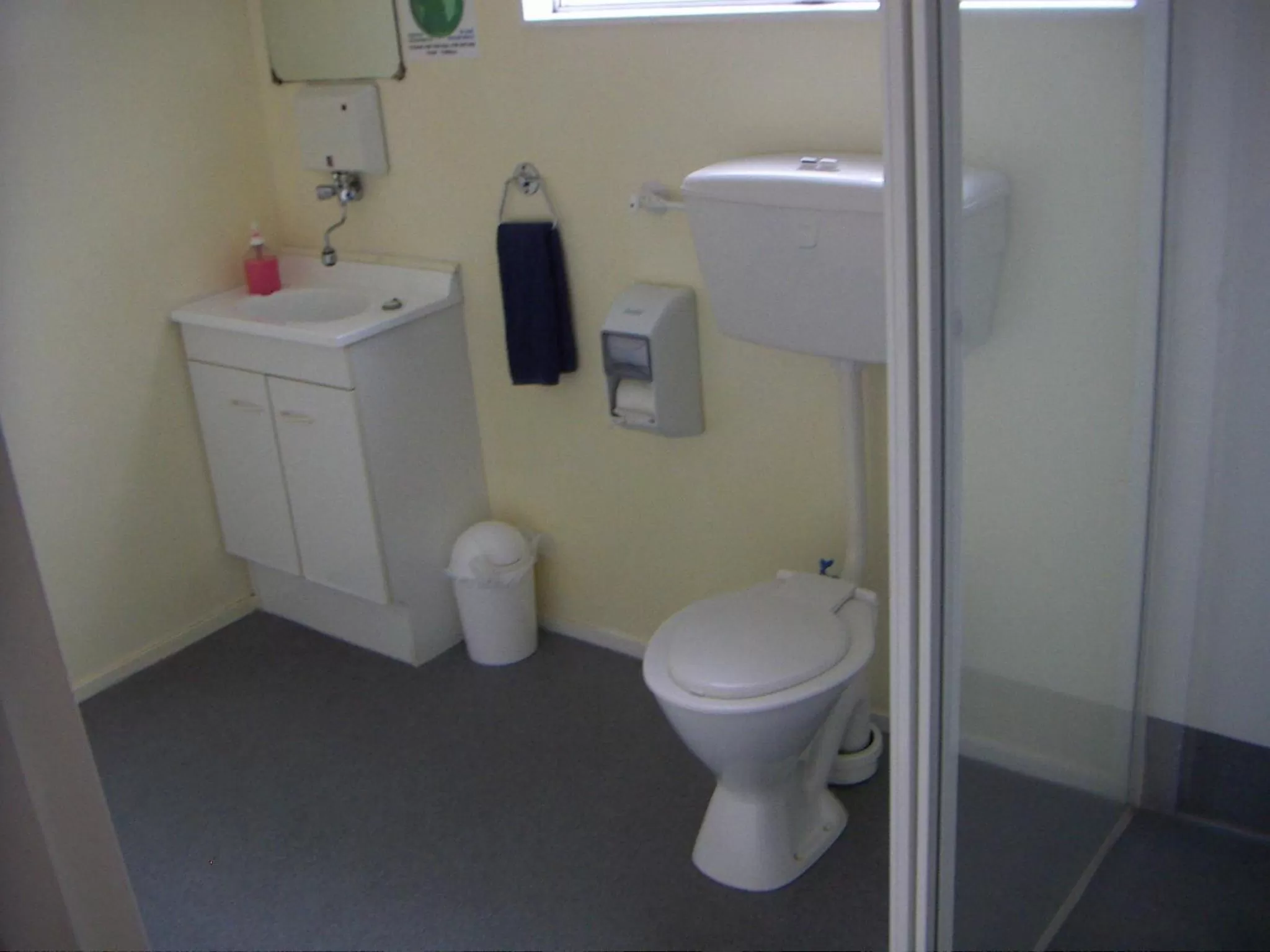 Toilet in Camellia Court Family Motel