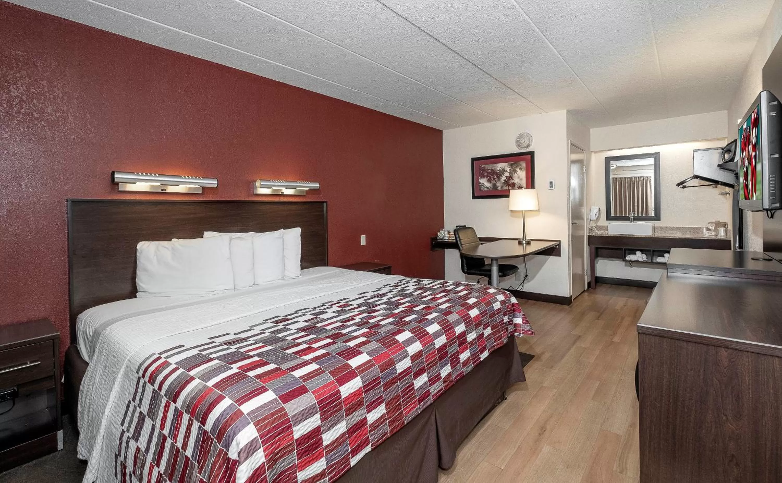 Photo of the whole room, Bed in Red Roof Inn Mt Laurel