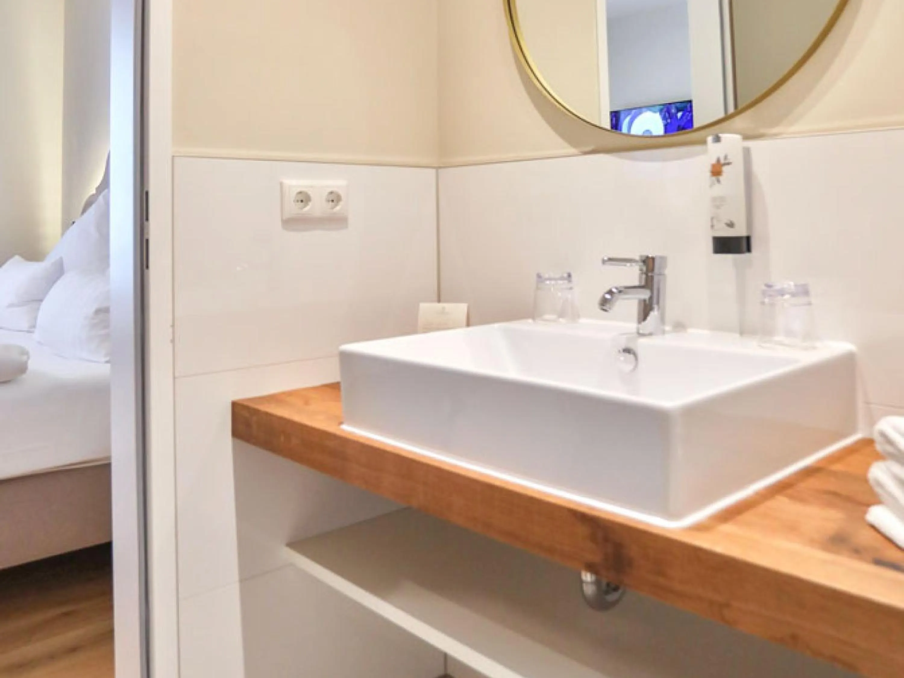 Bathroom, Bed in Hotel Tuchhaus