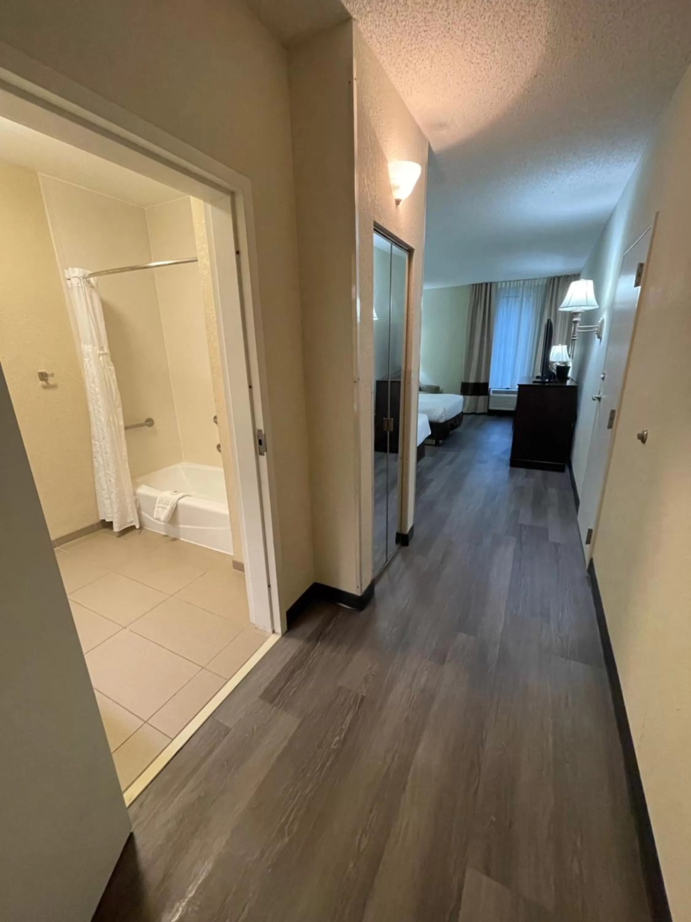 Bathroom, Bed in Comfort Inn Pinehurst - Southern Pines