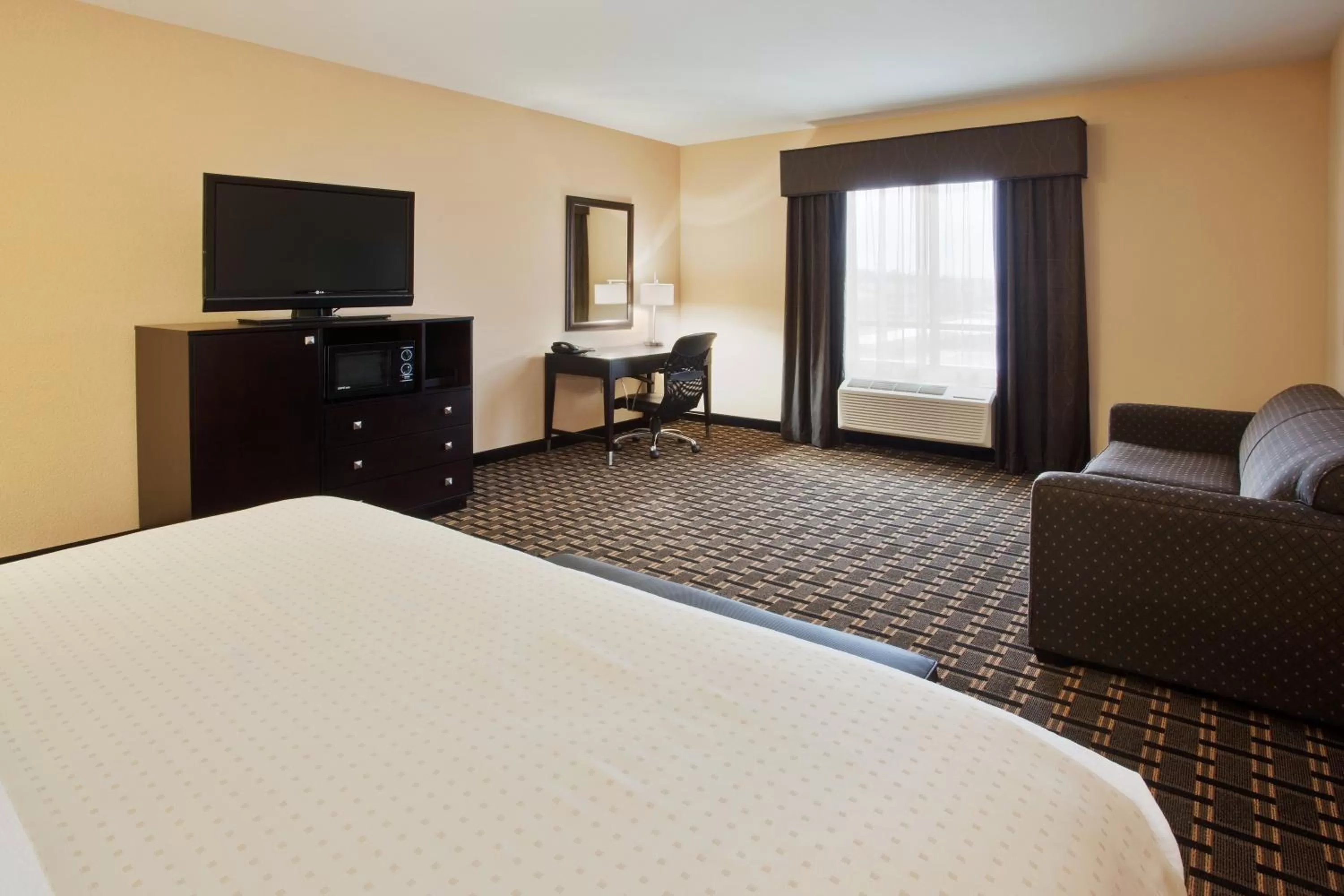 Photo of the whole room, Bed in Holiday Inn Arlington Northeast by IHG