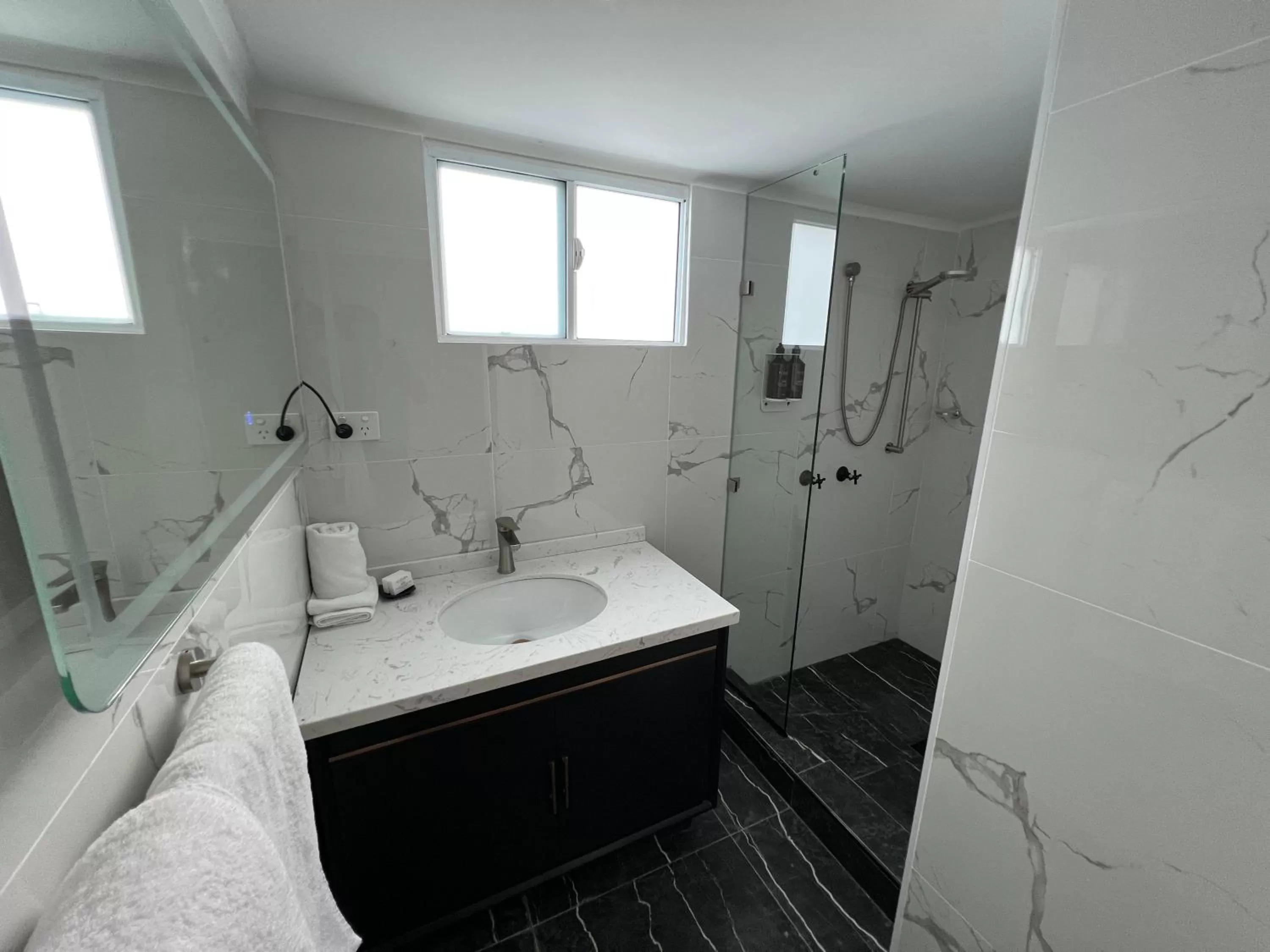 Bathroom, Bed in Lismore City Motor Inn