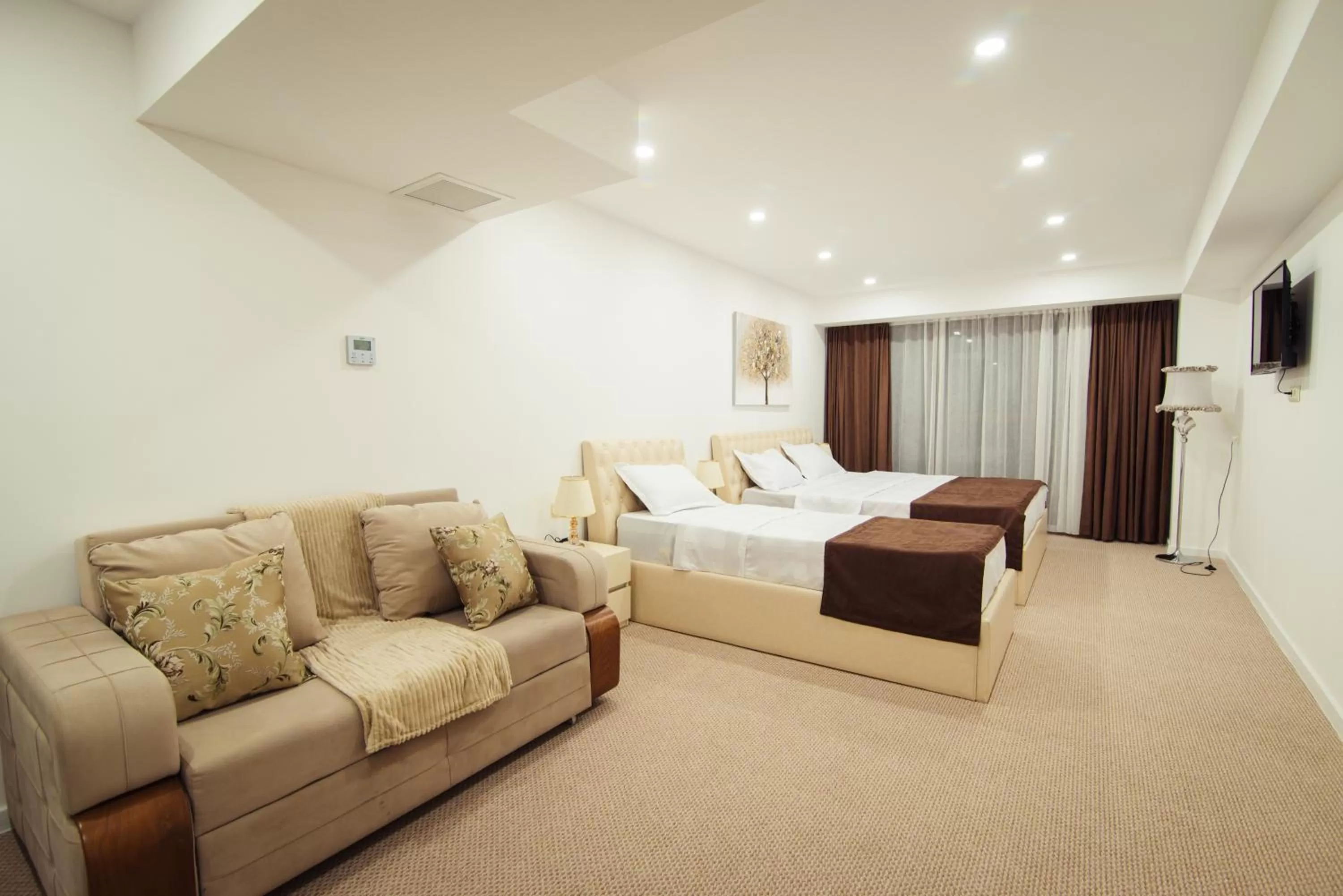 Photo of the whole room, Bed in Royal Plaza Hotel