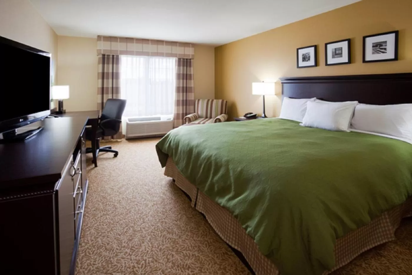 Bed in Country Inn & Suites by Radisson, Minot, ND