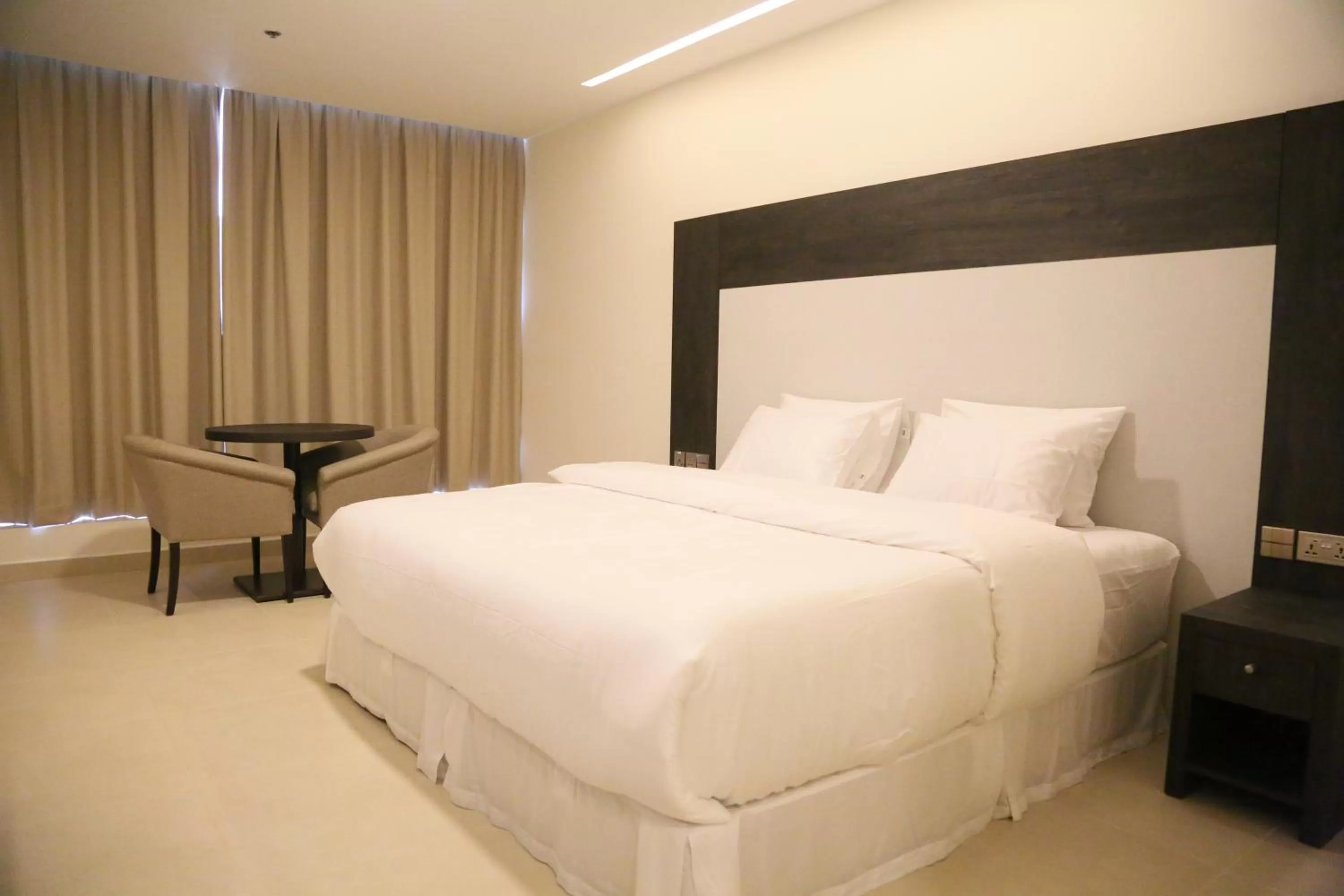 Bedroom, Bed in Manazil Aldar Hotel