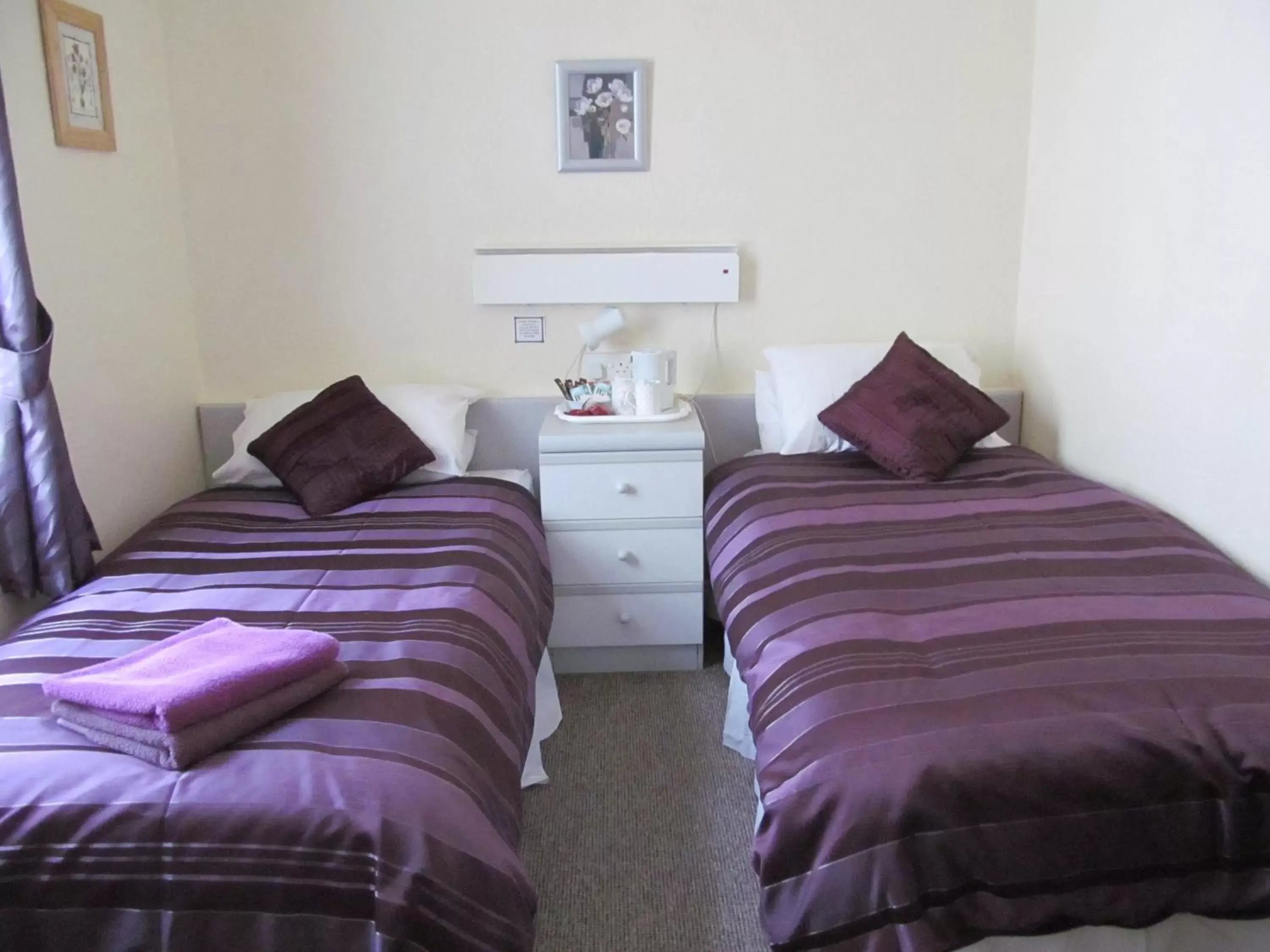 Twin Room with Shower in Alondra Hotel Twin Room with Shower in Alondra Hotel