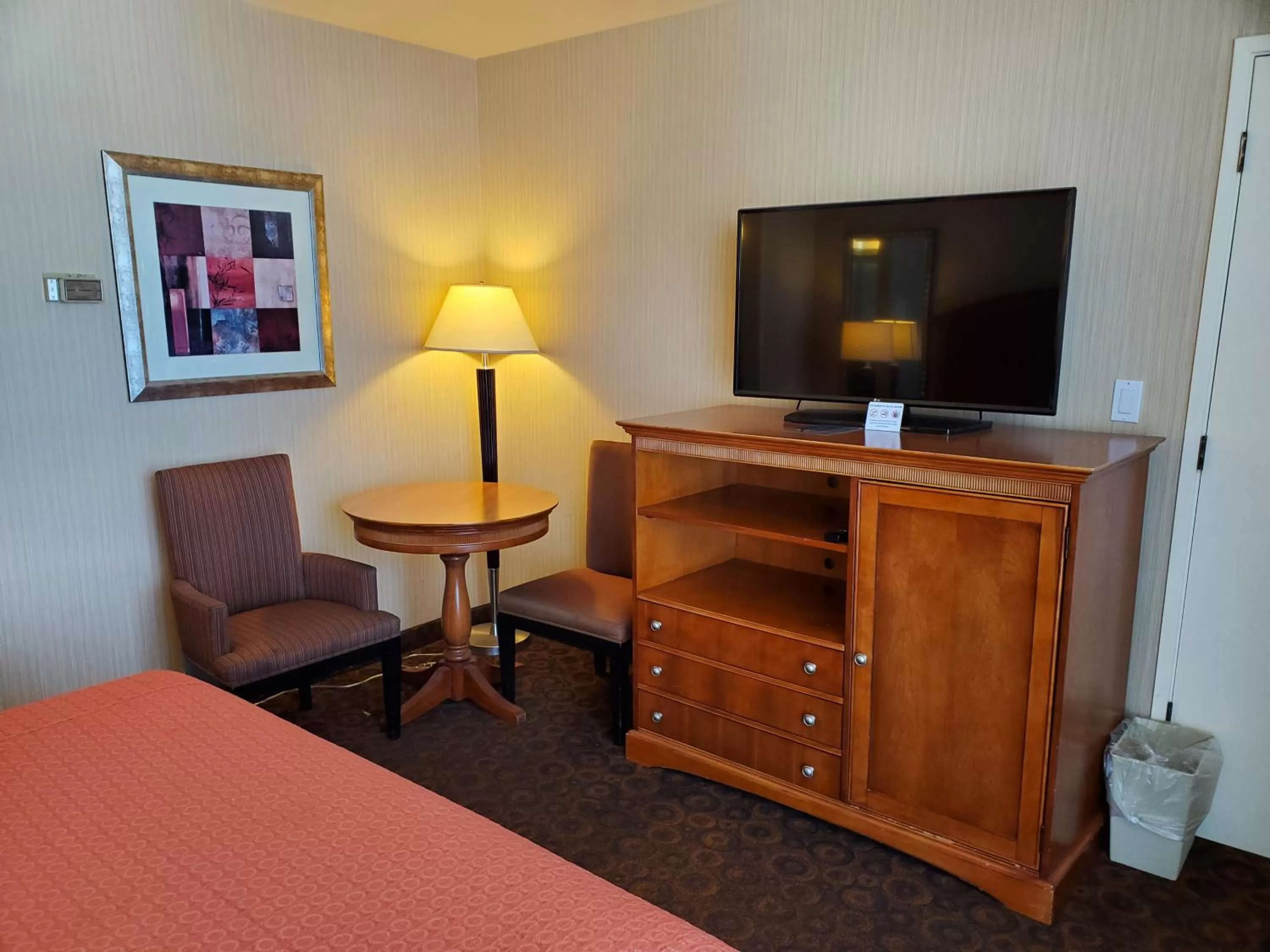 TV and multimedia, Bed in Royal Pacific Motor Inn
