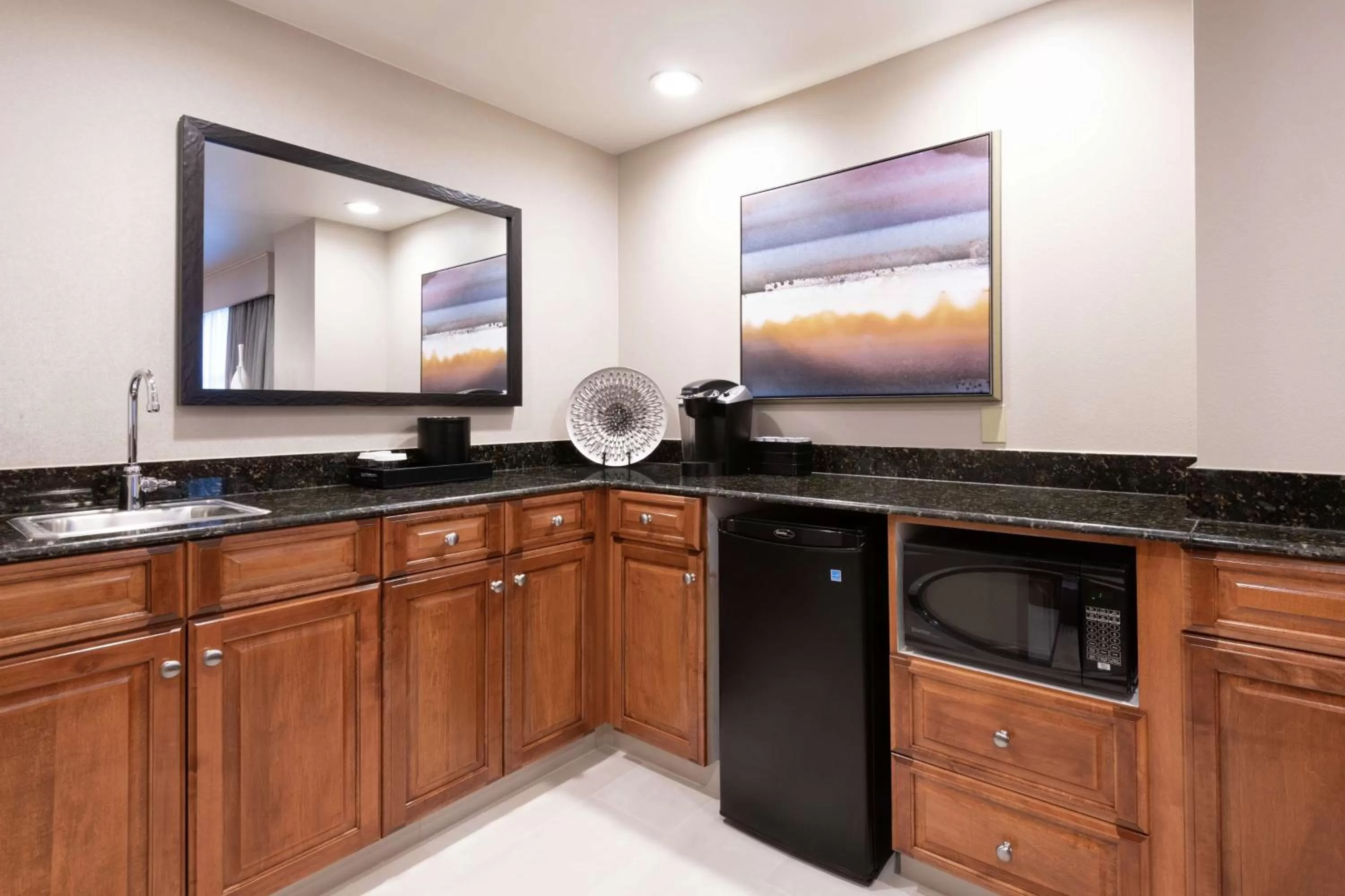 Kitchen or kitchenette in Embassy Suites Northwest Arkansas - Hotel, Spa & Convention Center