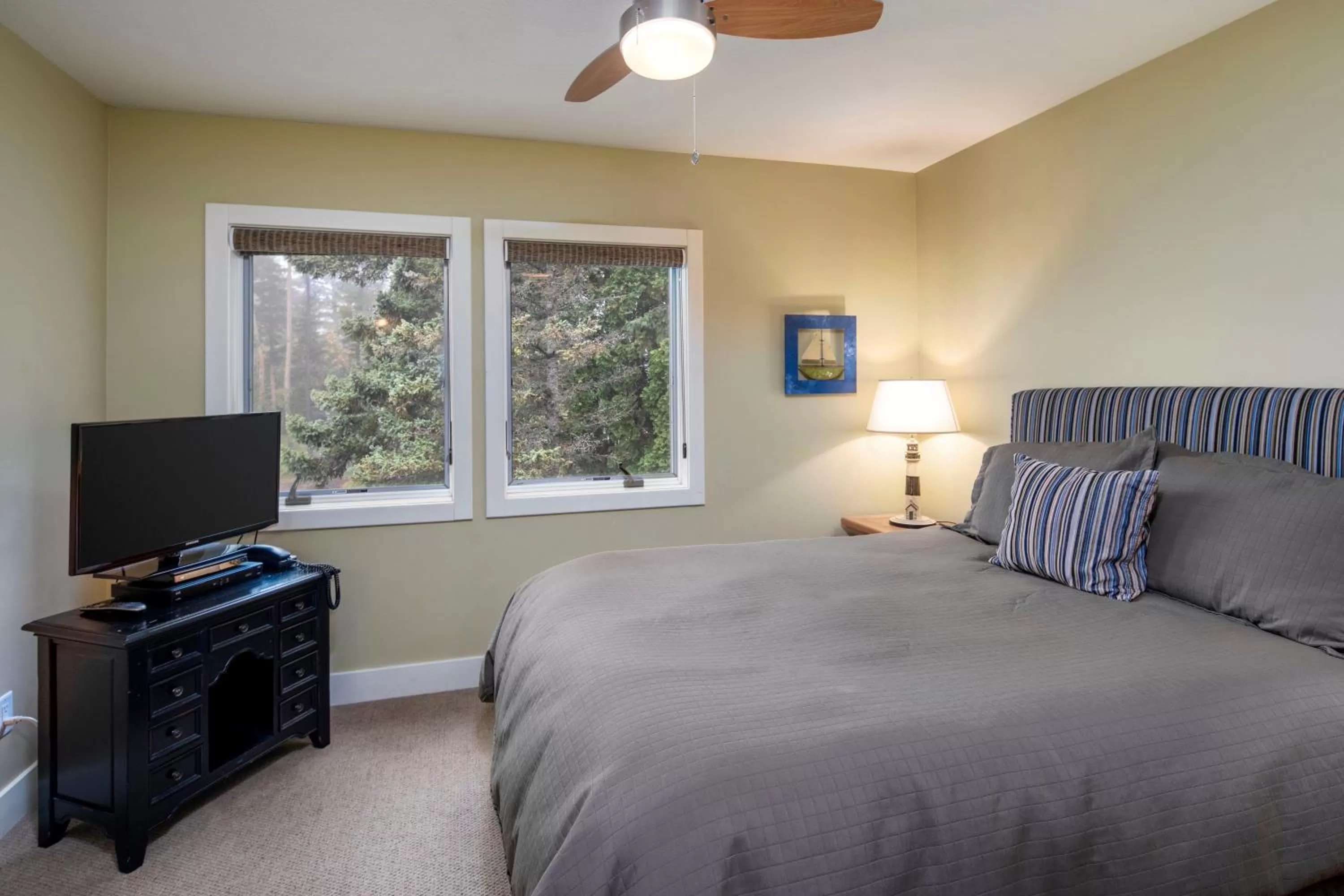 Photo of the whole room, Bed in Larsmont Cottages