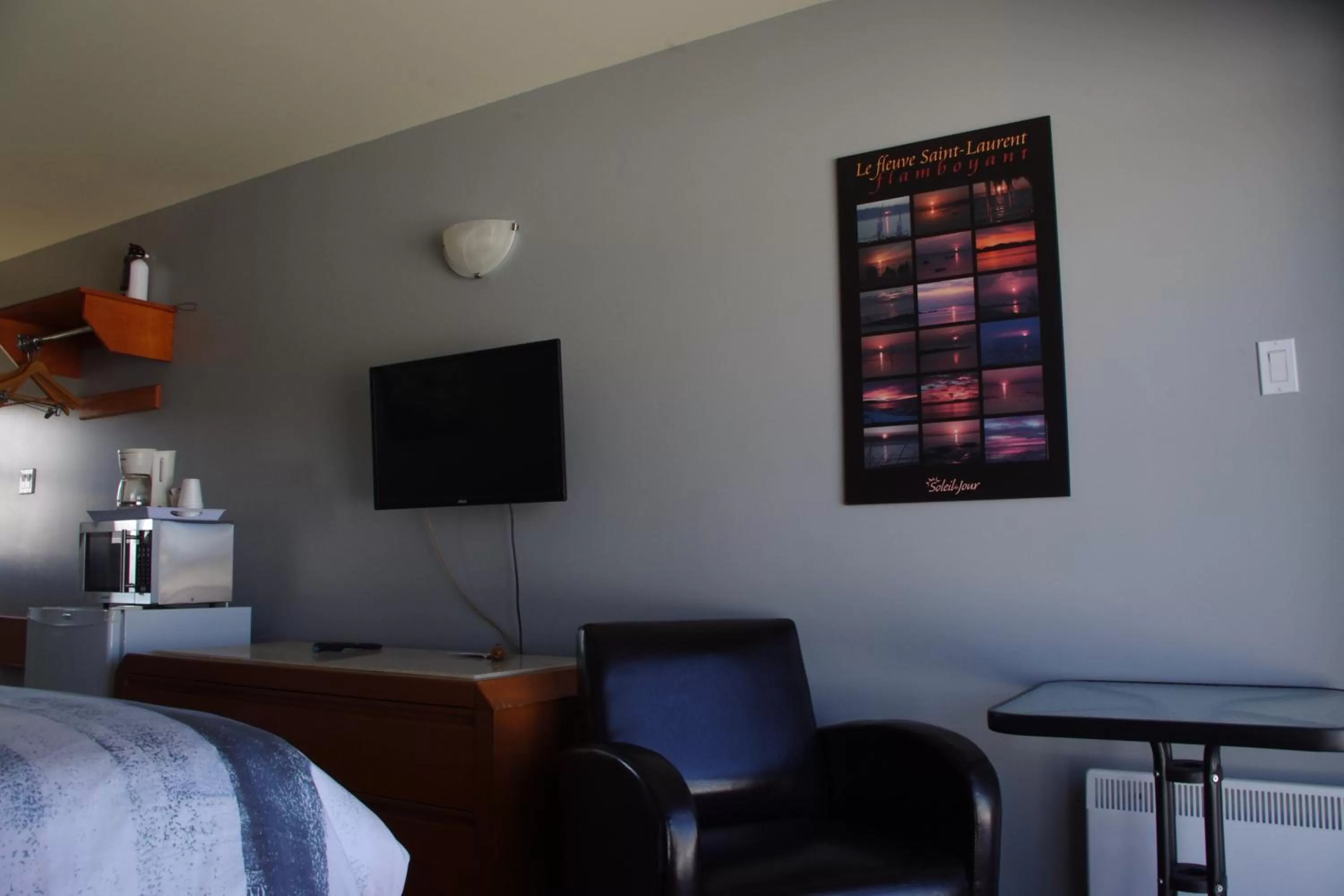 TV and multimedia, TV/Entertainment Center in Motel des Mariniers