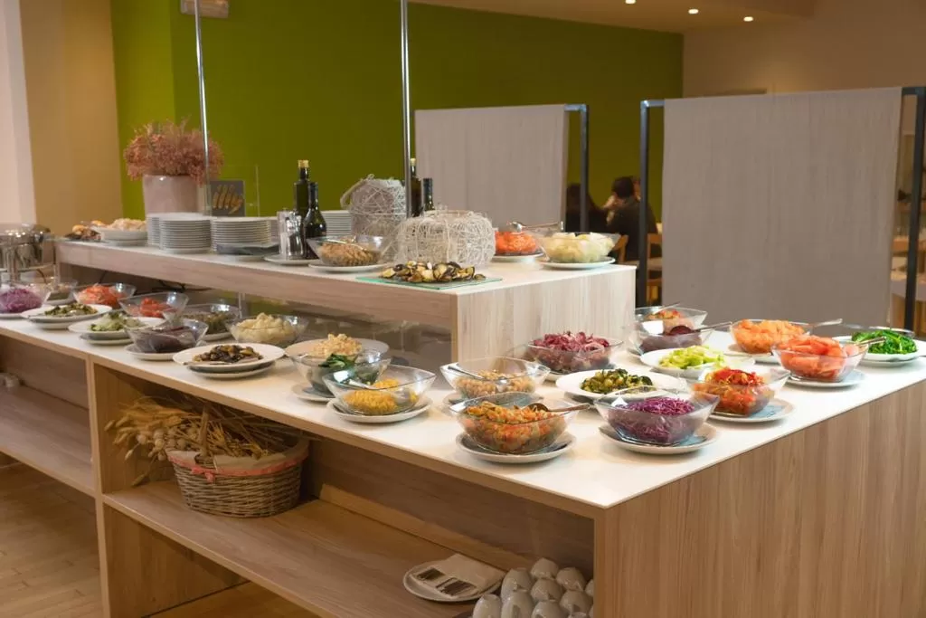 Restaurant/places to eat in Helios Hotel