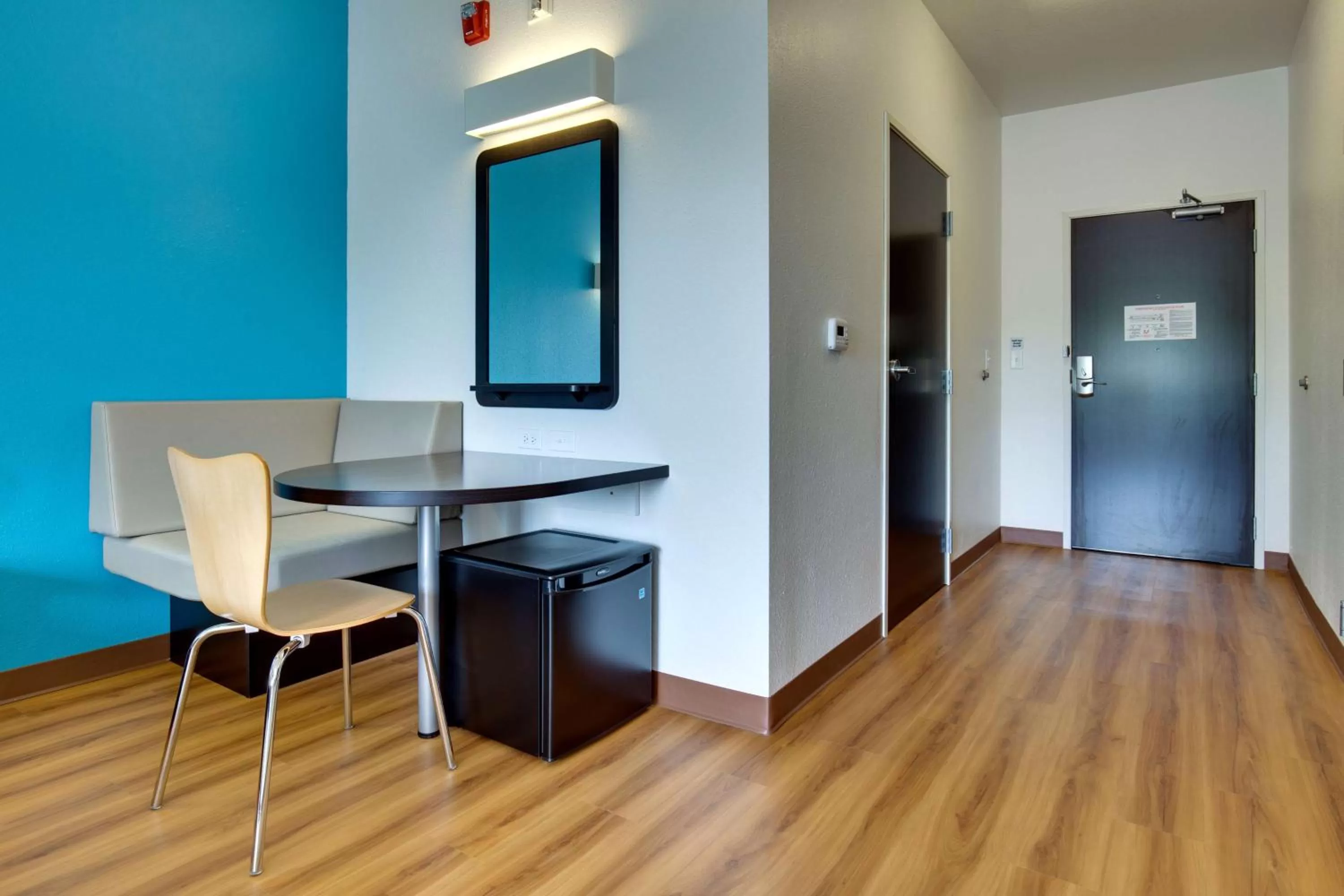 Photo of the whole room in Motel 6 Poplar Bluff, MO