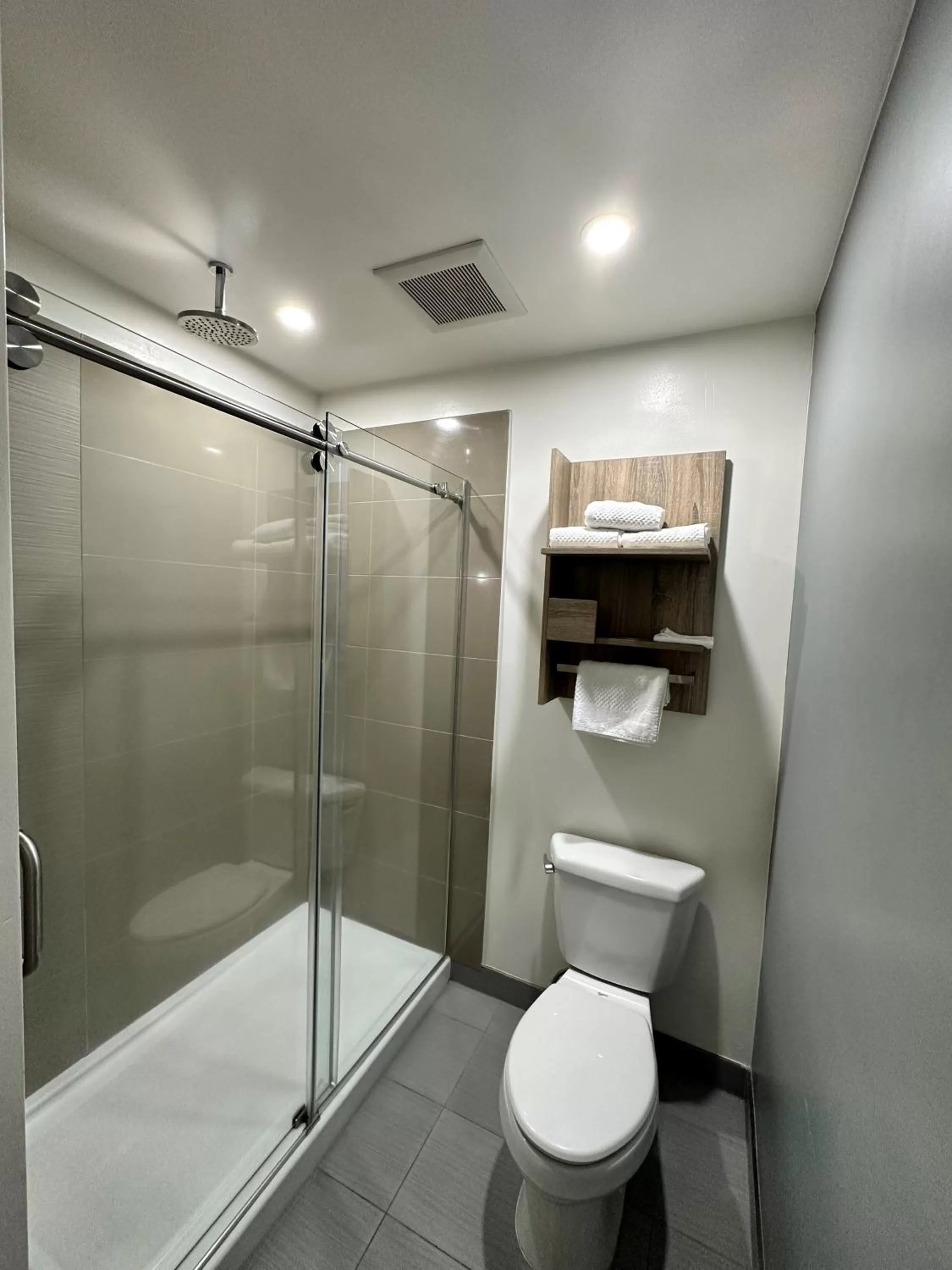 Shower in Quality Inn Near Chico State