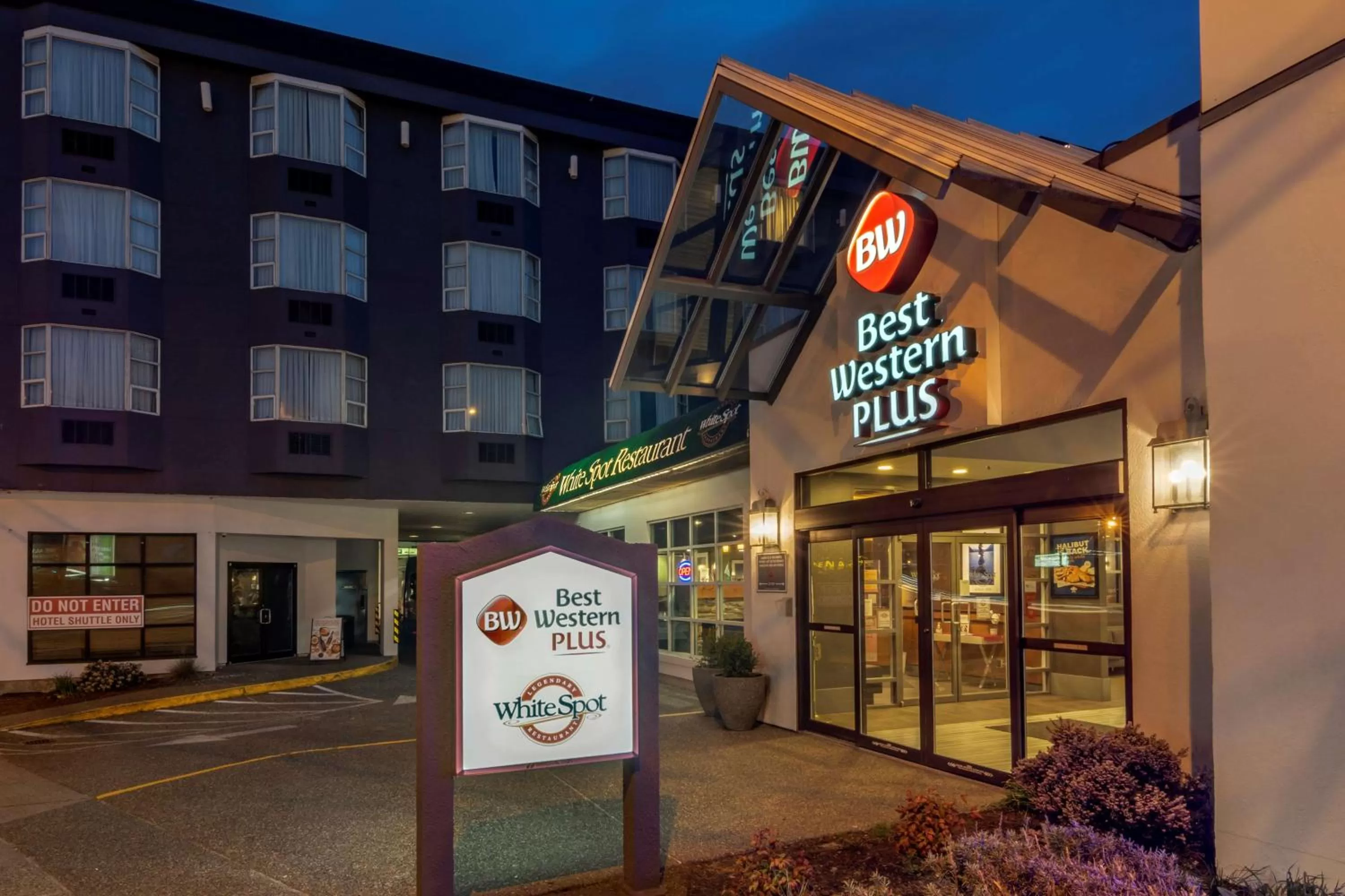 Property building in Best Western Plus Vancouver Airport Hotel