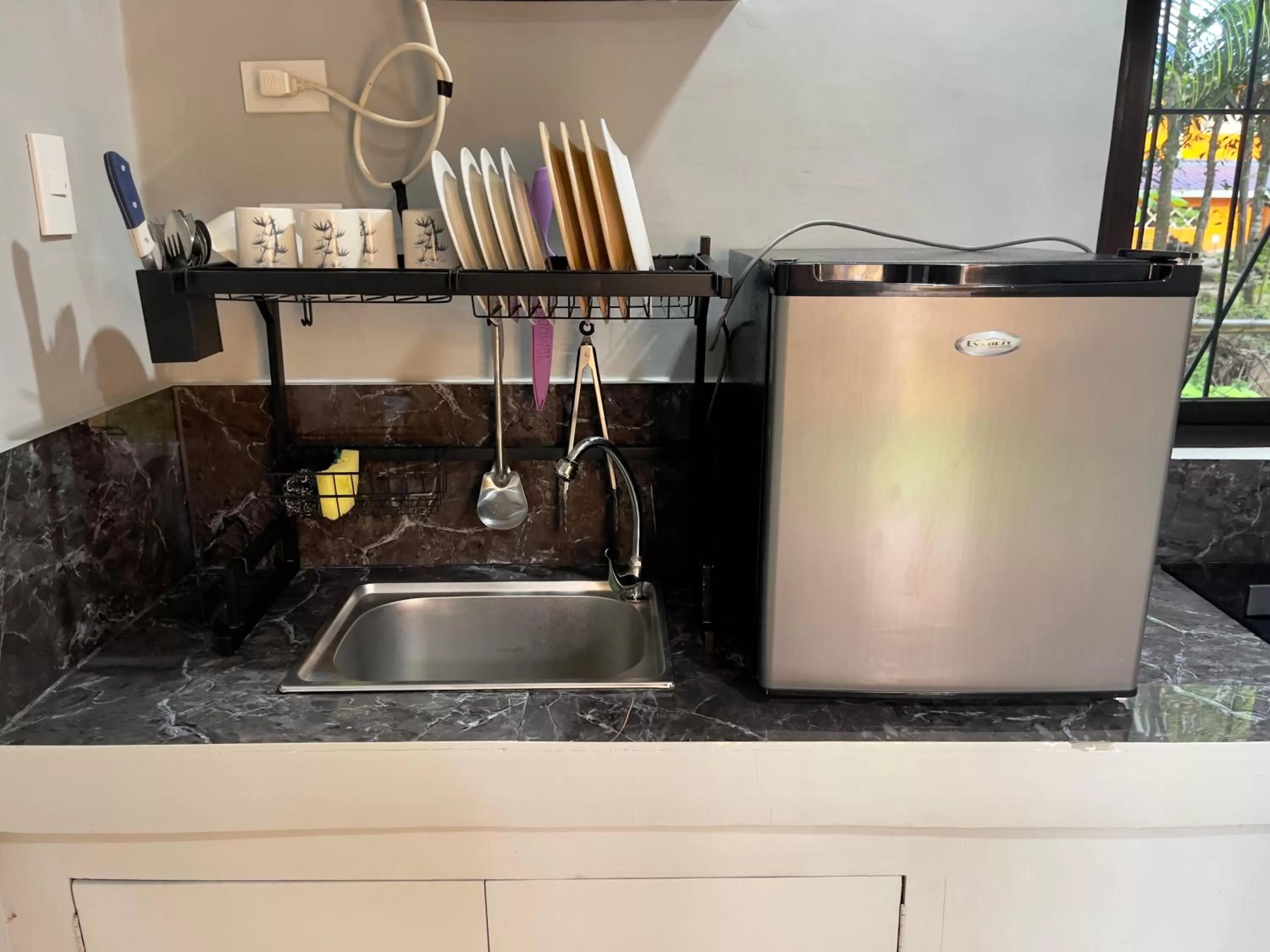 Kitchen or kitchenette in GOLDEN SUNSET INN