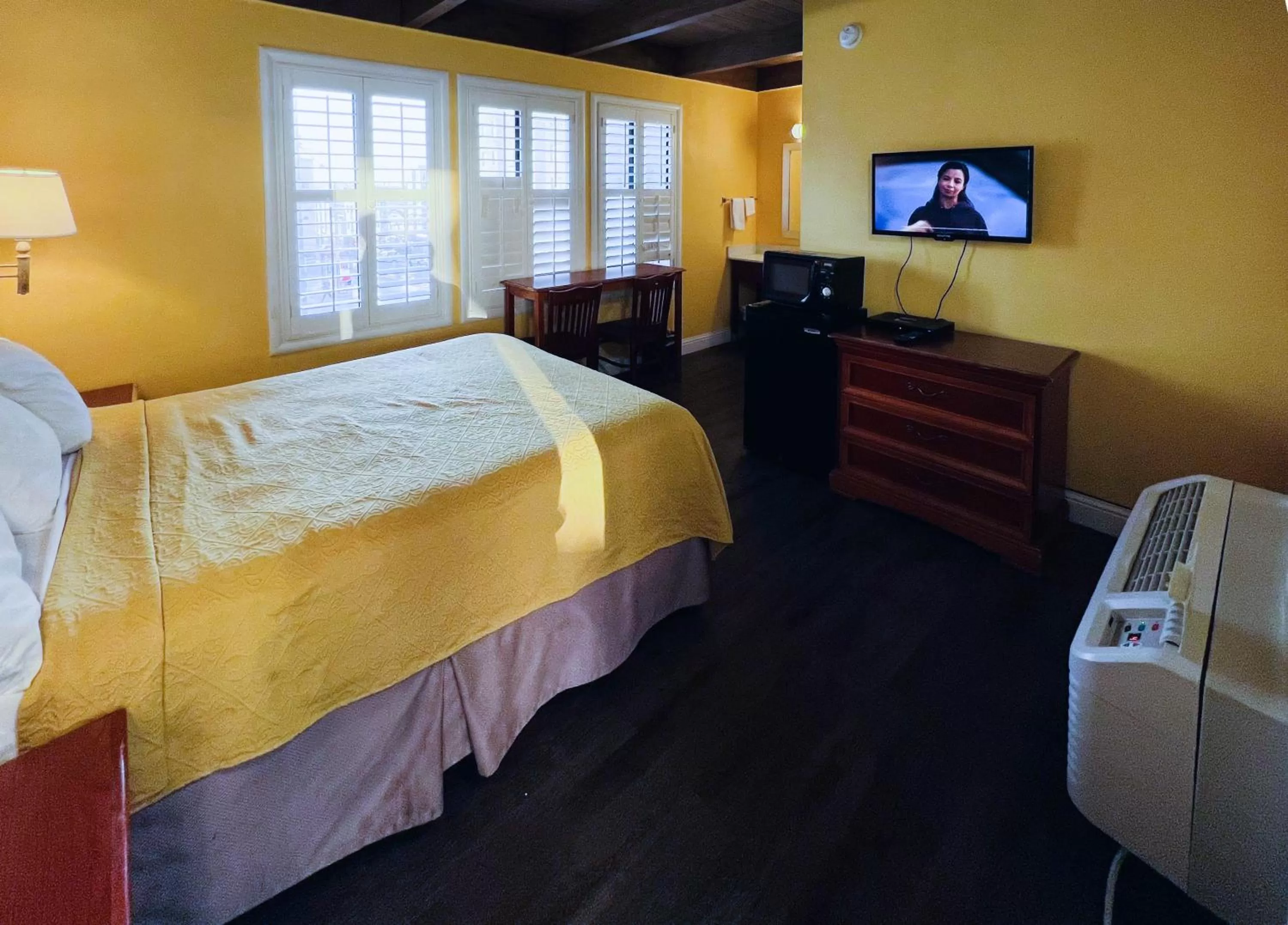 Bedroom, Bed in Motel 6 San Francisco CA Fisherman"s Wharf