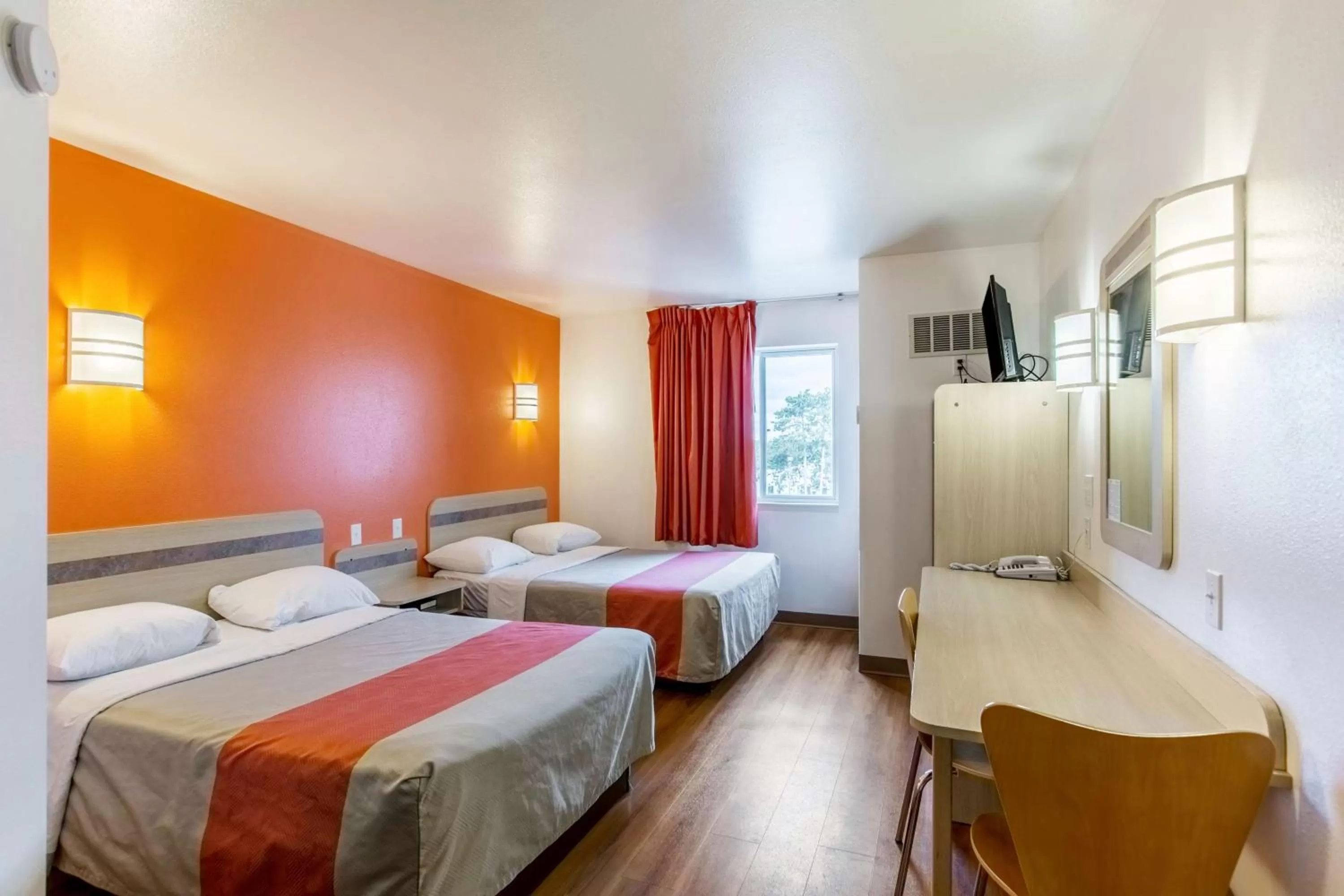 Bedroom, Bed in Motel 6-Baraboo, WI - Lake Delton-Wisconsin Dells