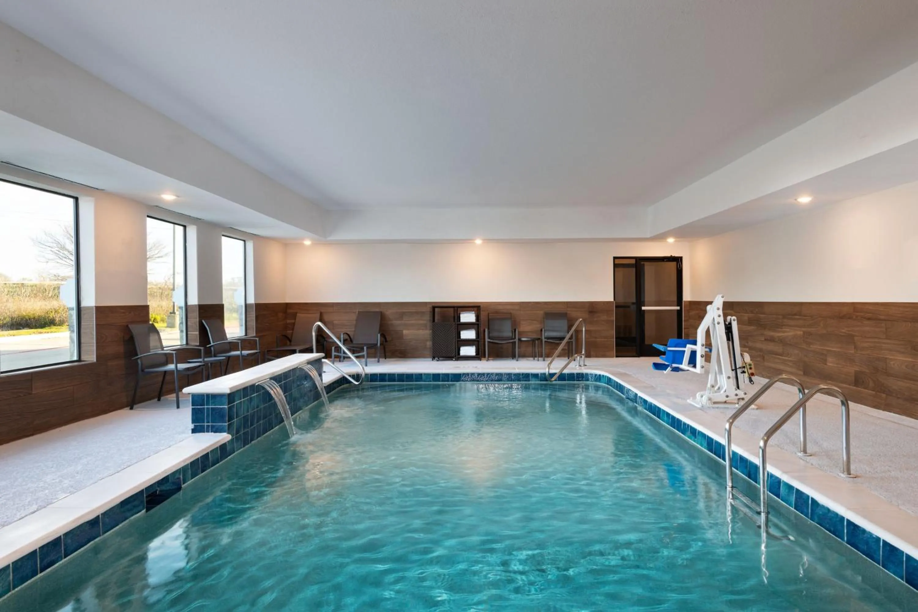Swimming pool in Fairfield by Marriott Inn & Suites Hillsboro