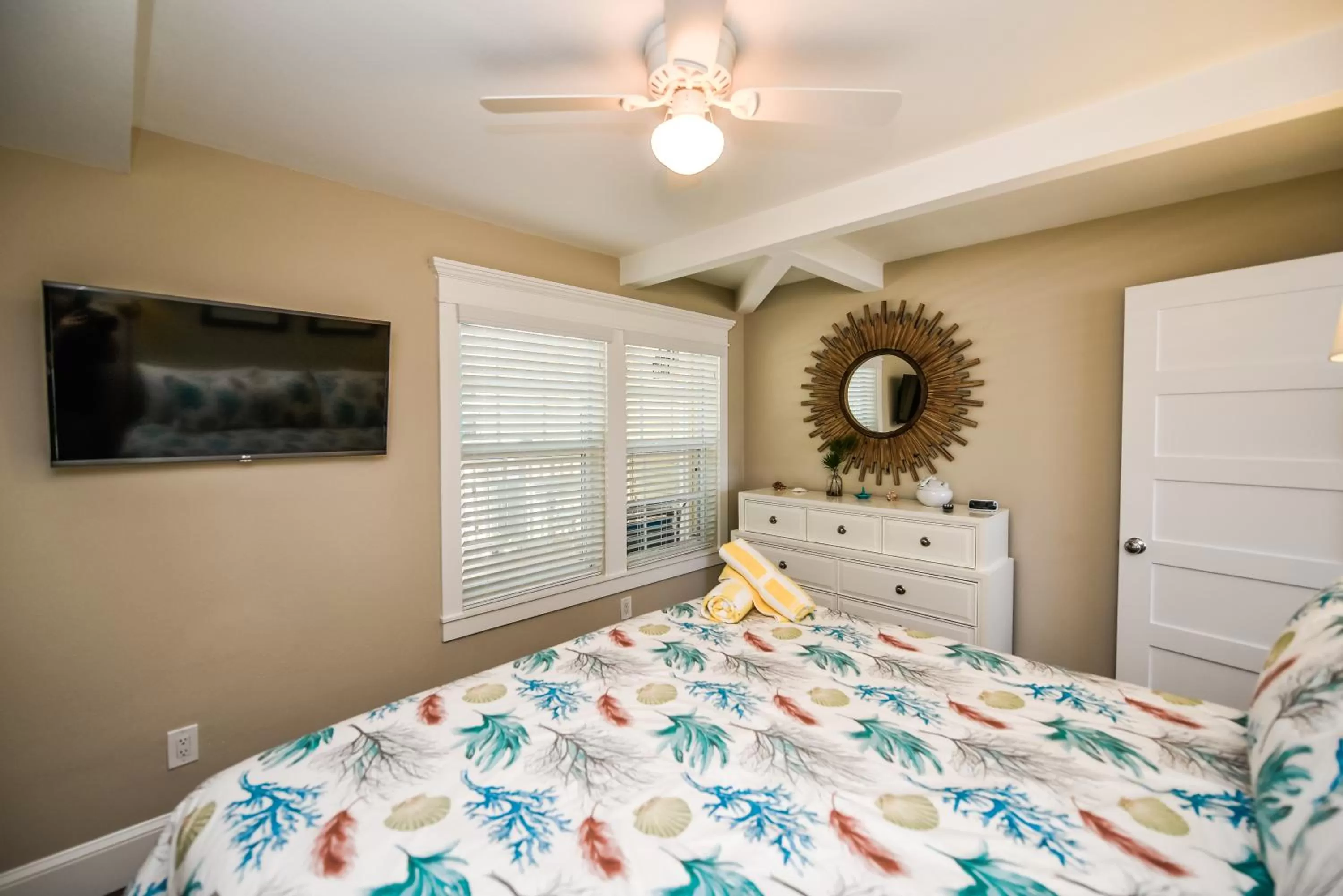 TV and multimedia, Bed in Tropical Breeze Resort