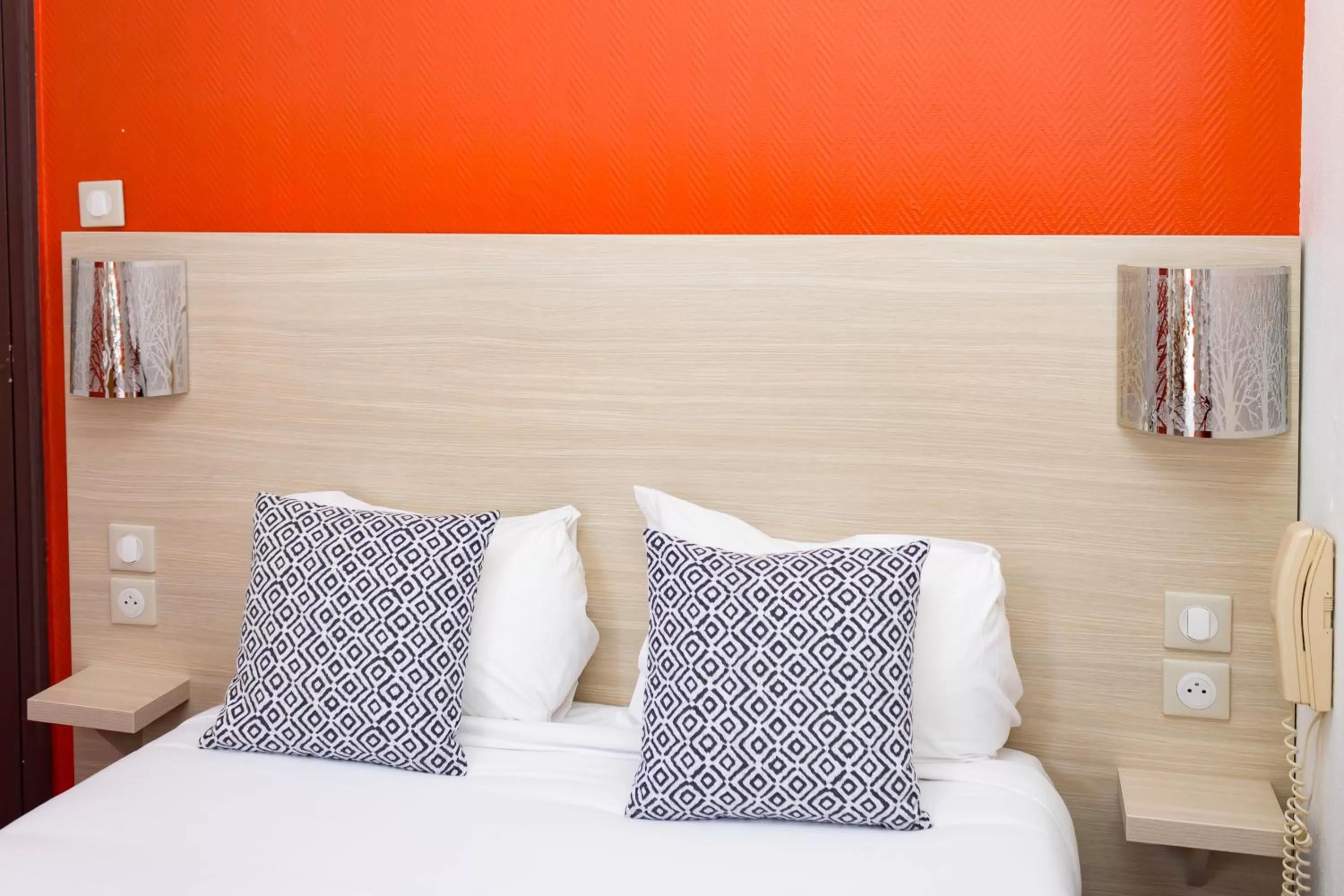 Photo of the whole room, Bed in Hôtel de Paris La Défense