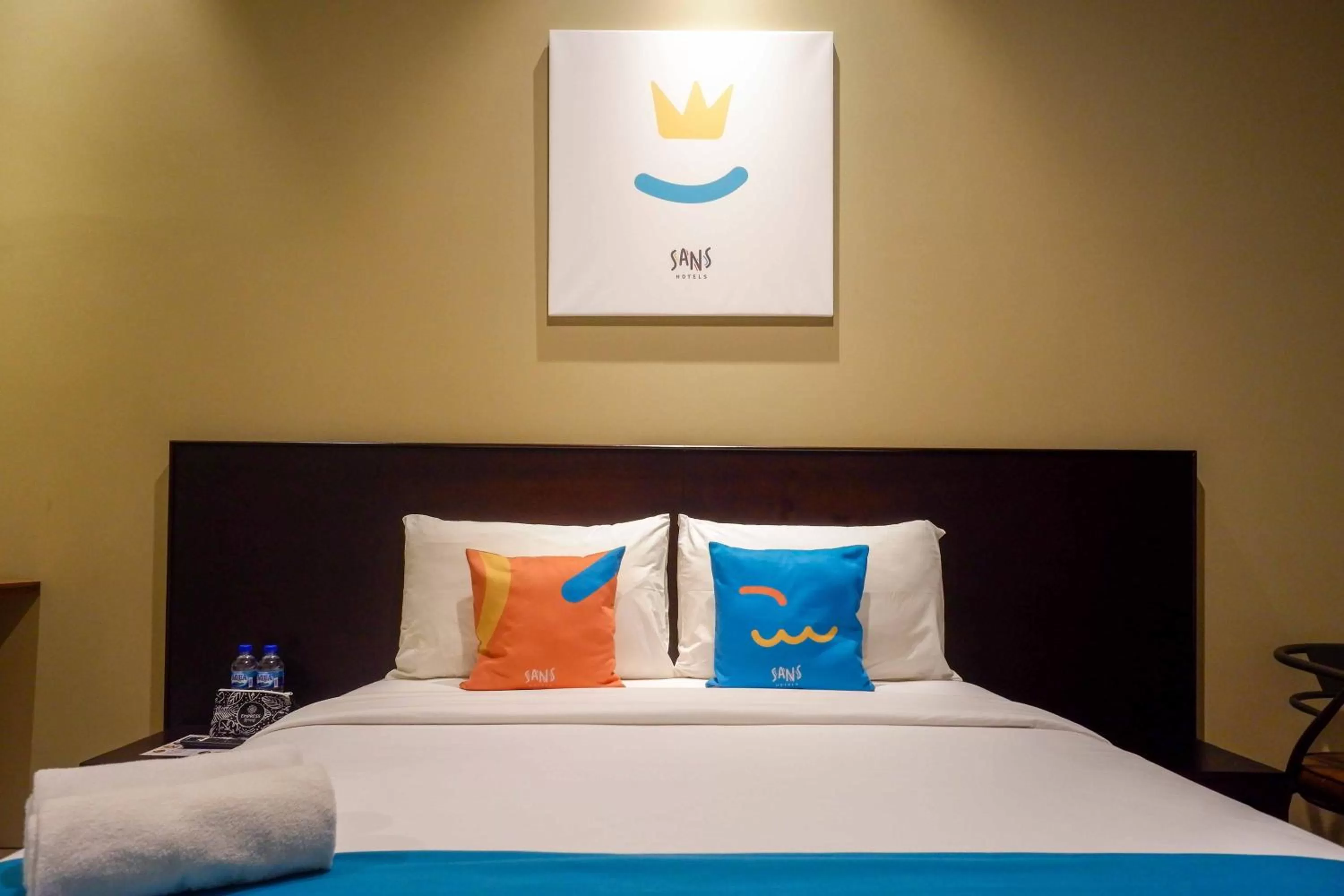 Bedroom, Bed in Sans Hotel Empress Simpang Lima