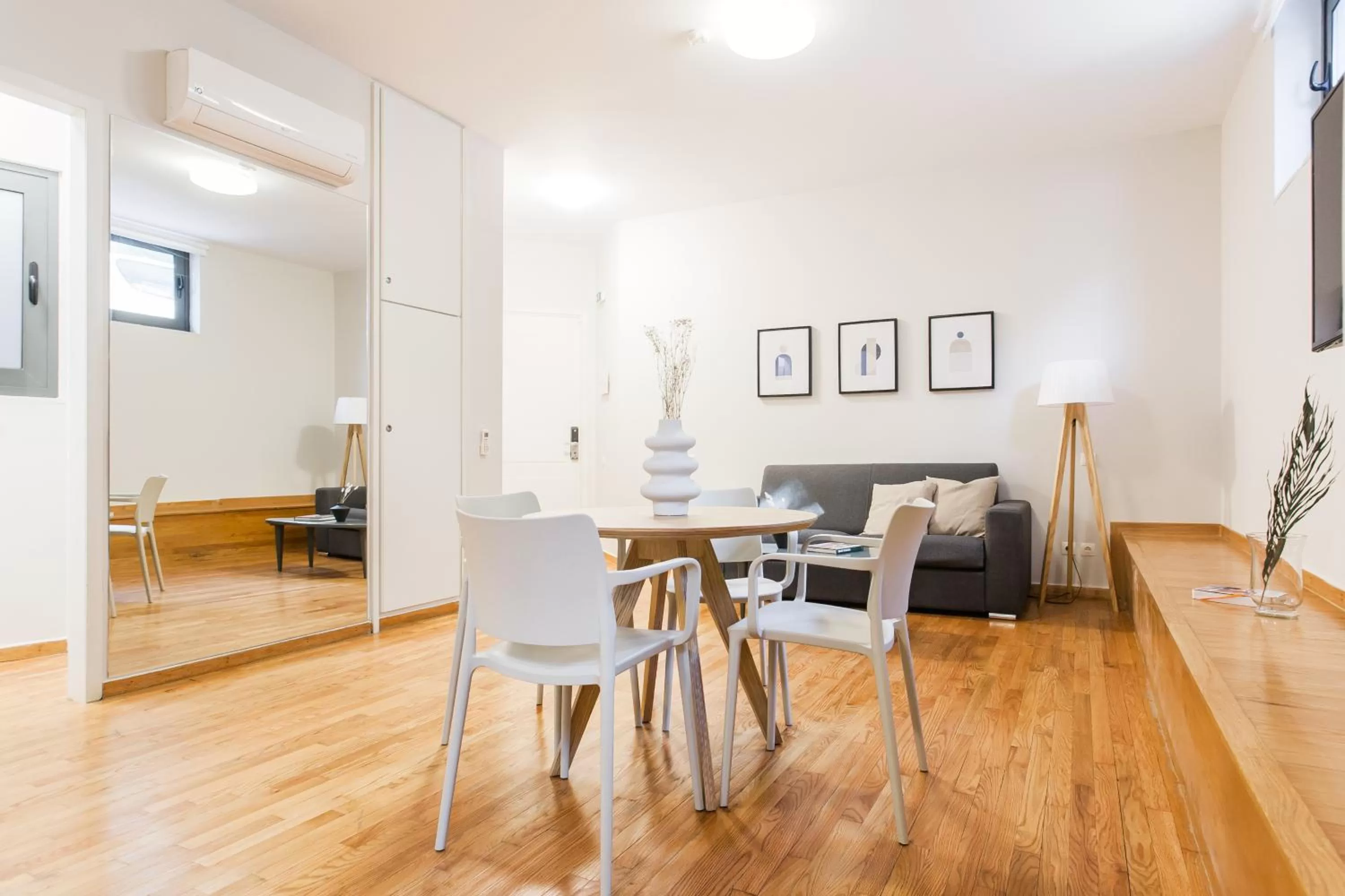 Living room, Dining Area in ZOIA The Hill by UPSTREET