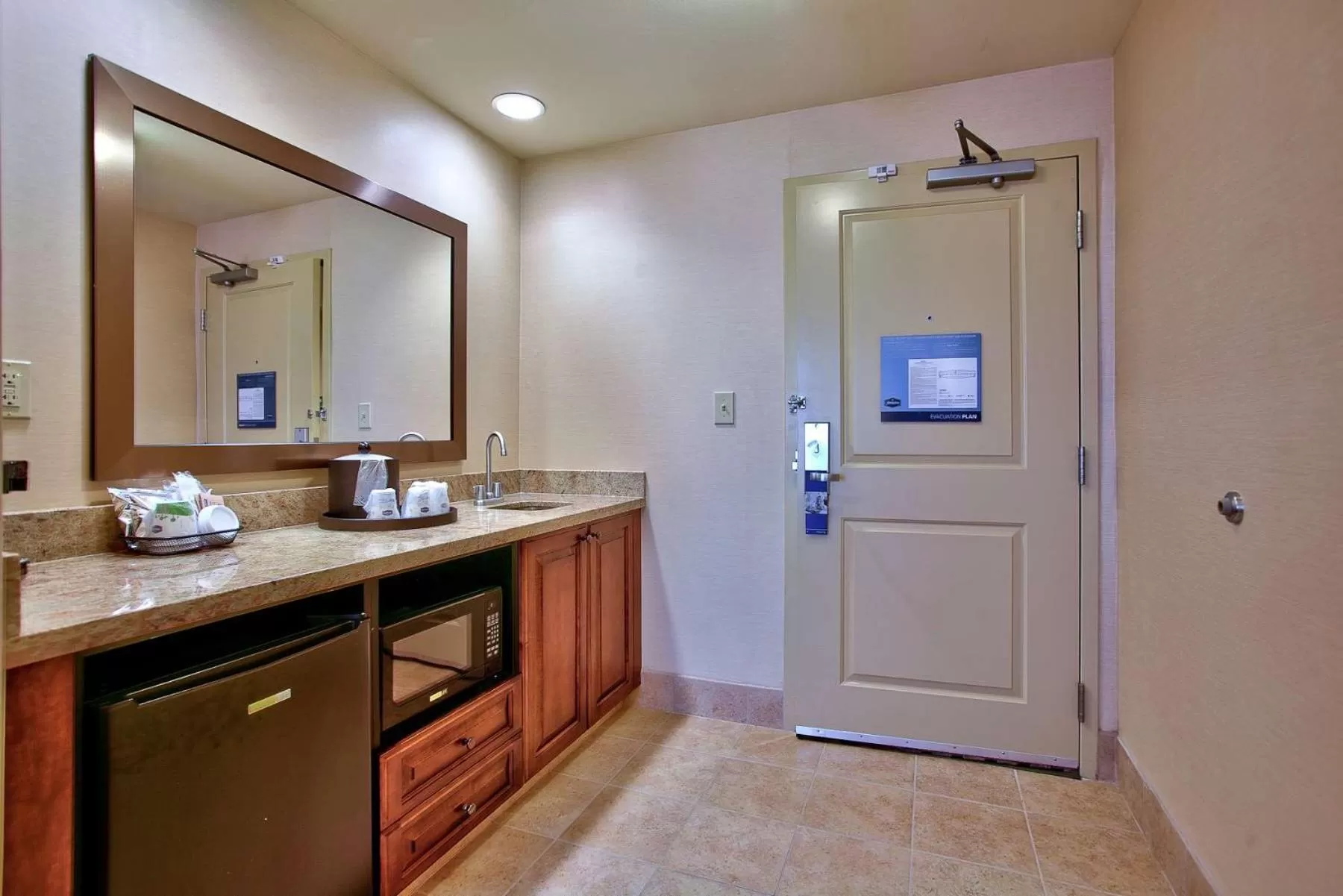 Kitchen or kitchenette in Hampton Inn & Suites Scottsdale at Talking Stick