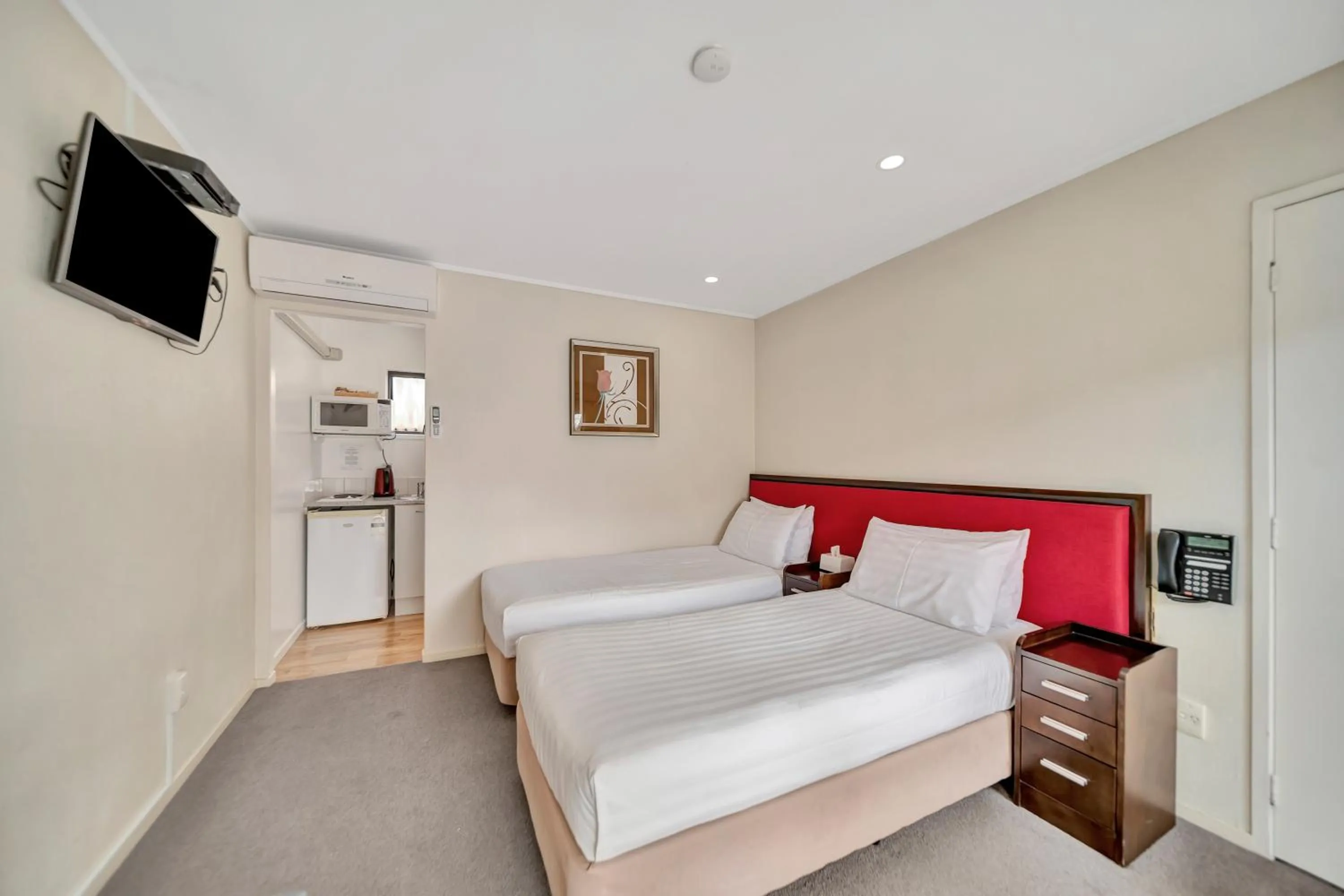 Bed in Tudor Court Motor Lodge